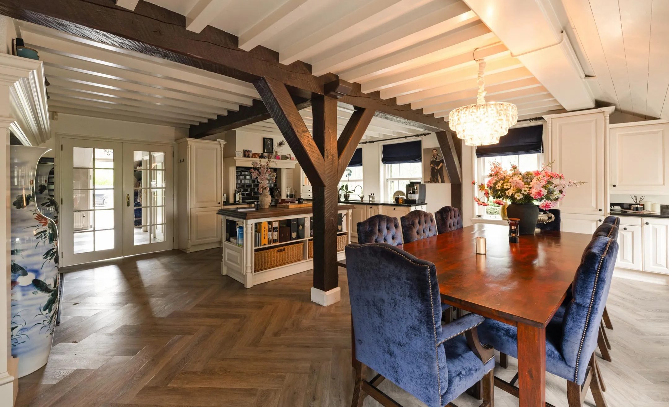 De eetkamer en keuken.