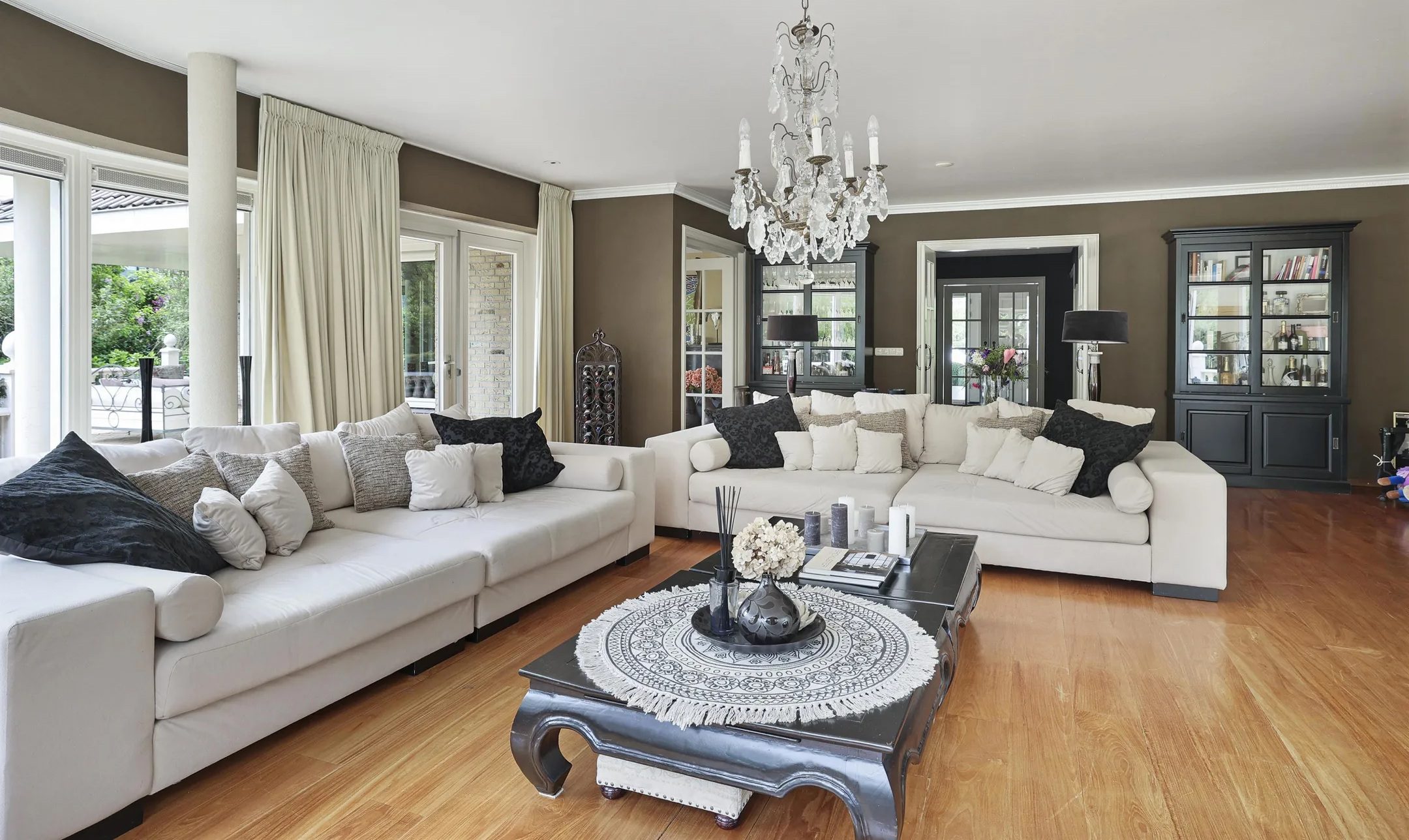 De living van de villa.