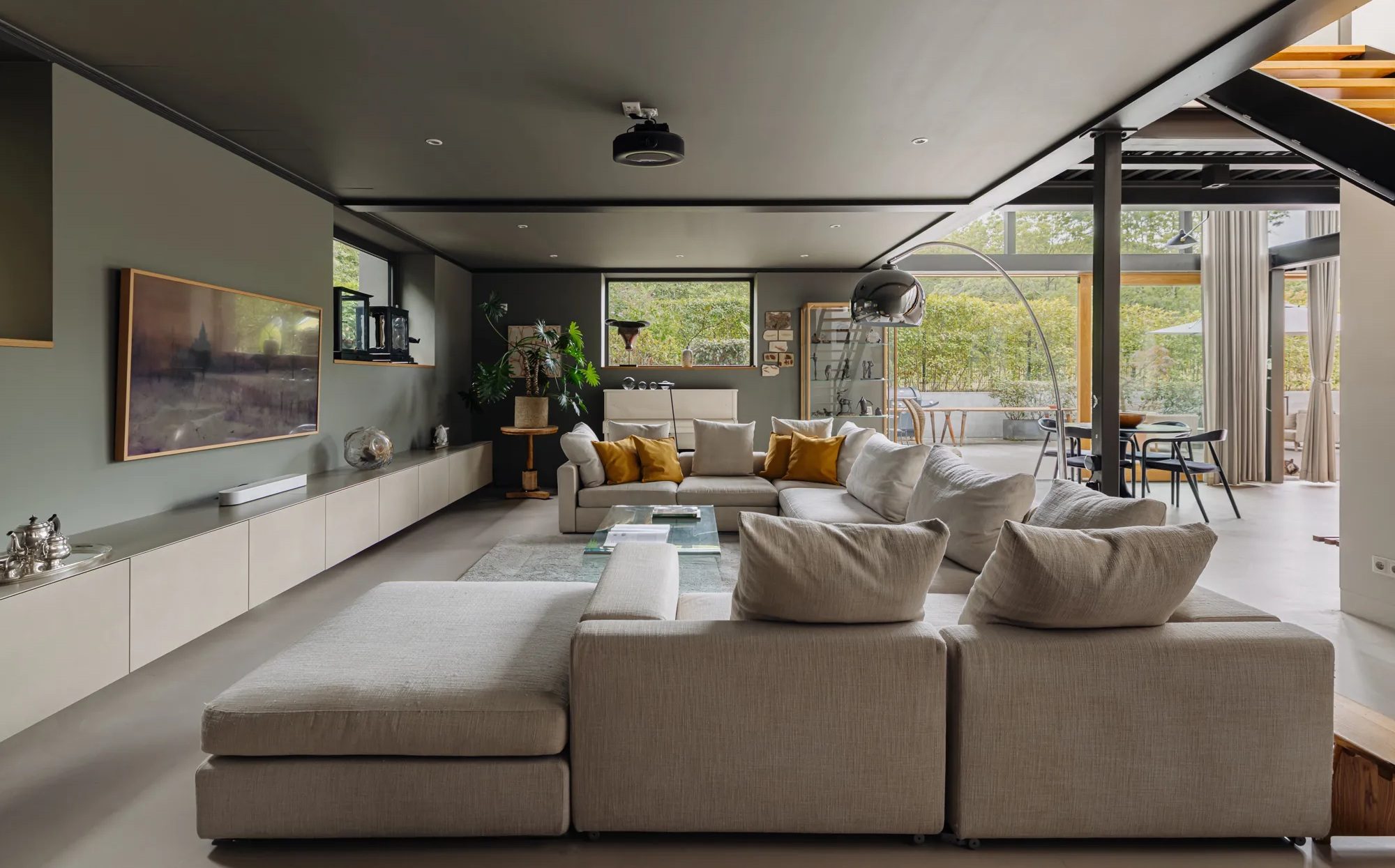 De woonkamer met royale bank.