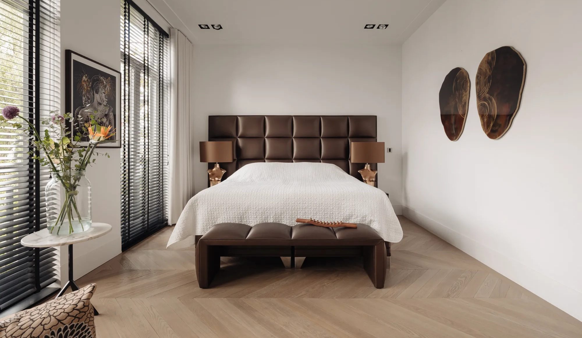 Een van de luxe slaapkamers.