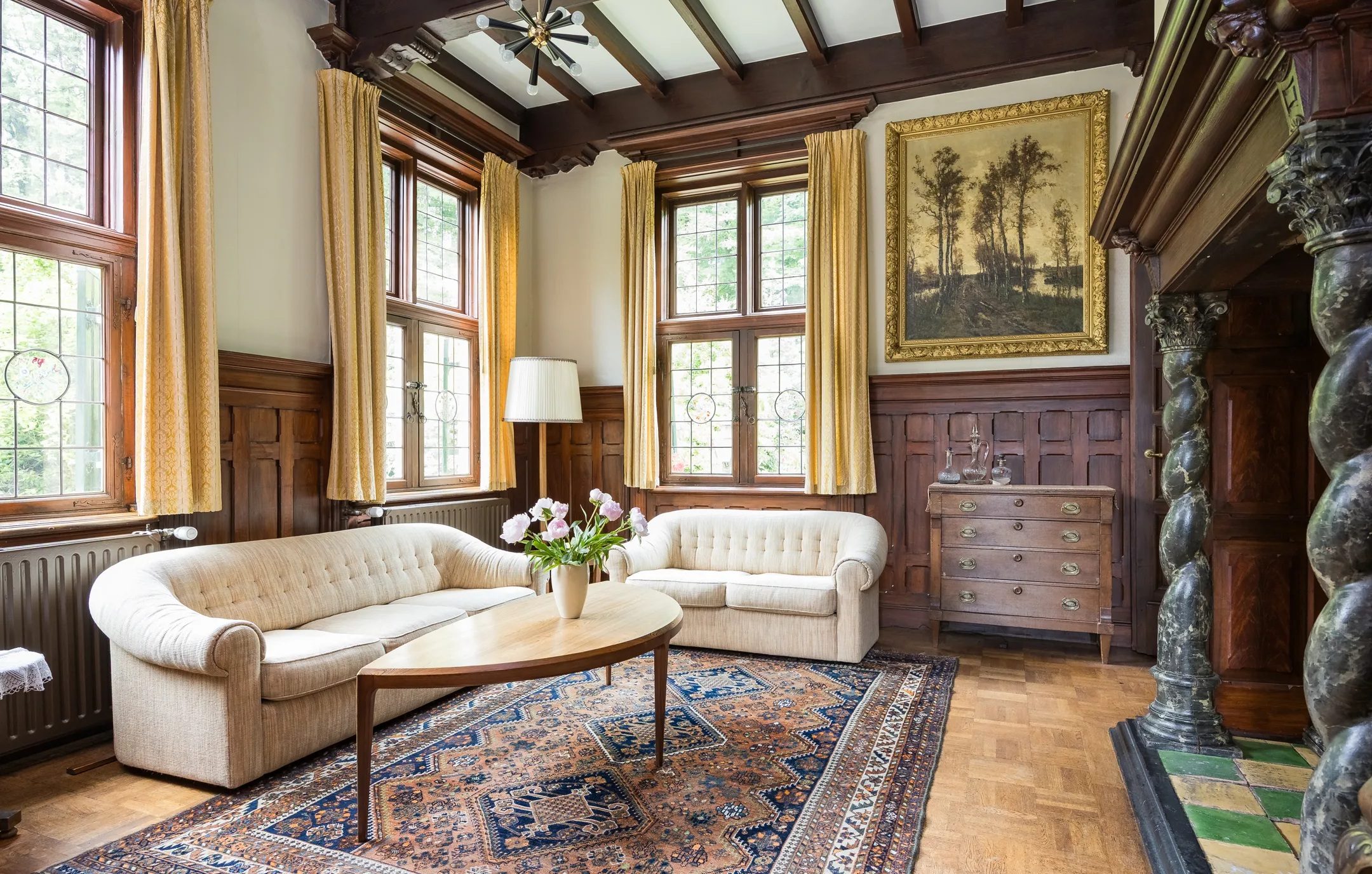 De extra zitkamer met klassieke inrichting.