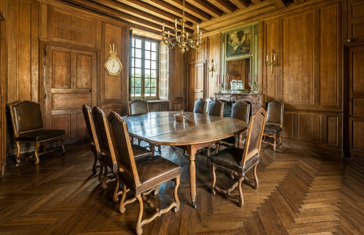 De eetkamer van hout.
