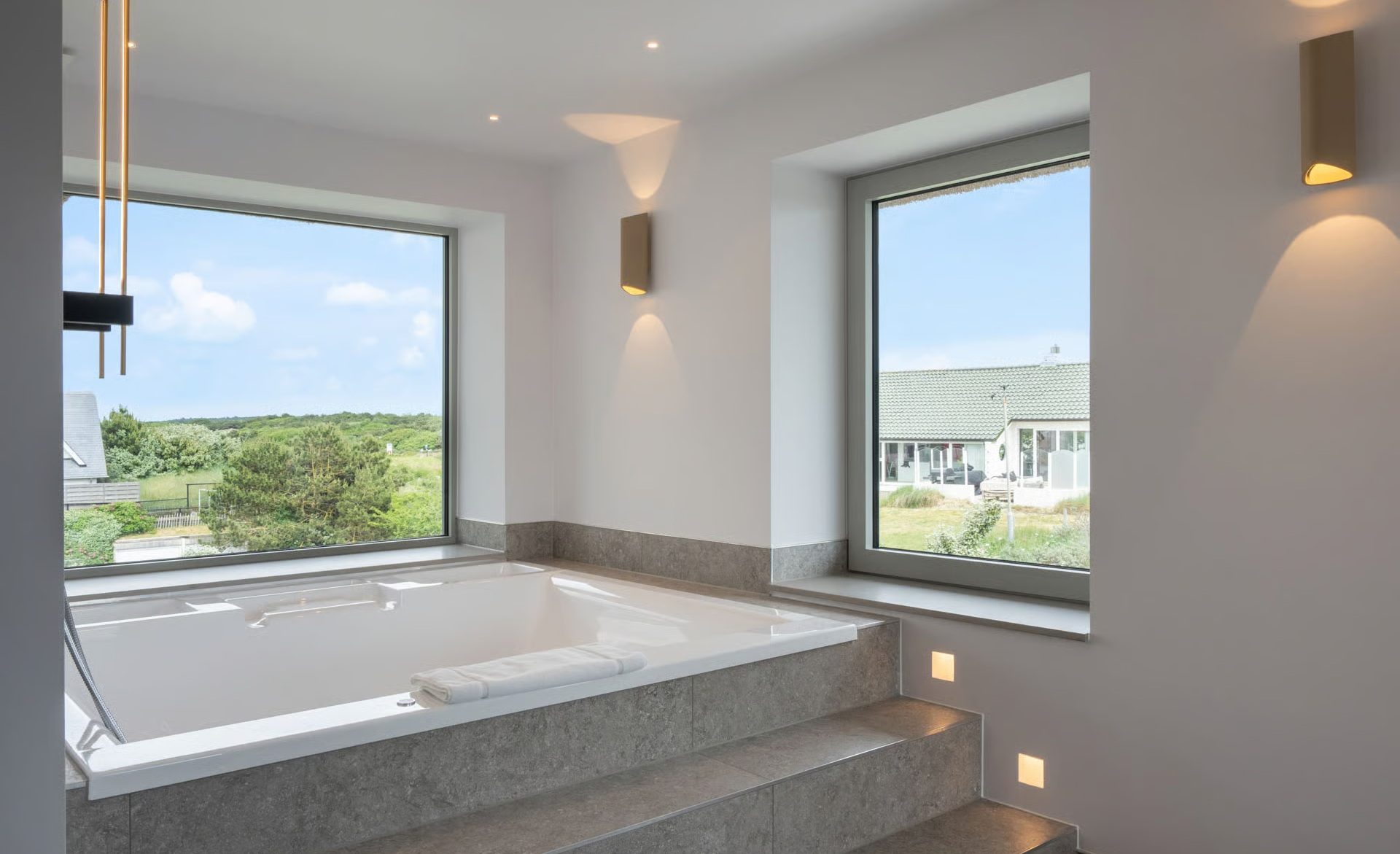 Het ligbad in de badkamer.