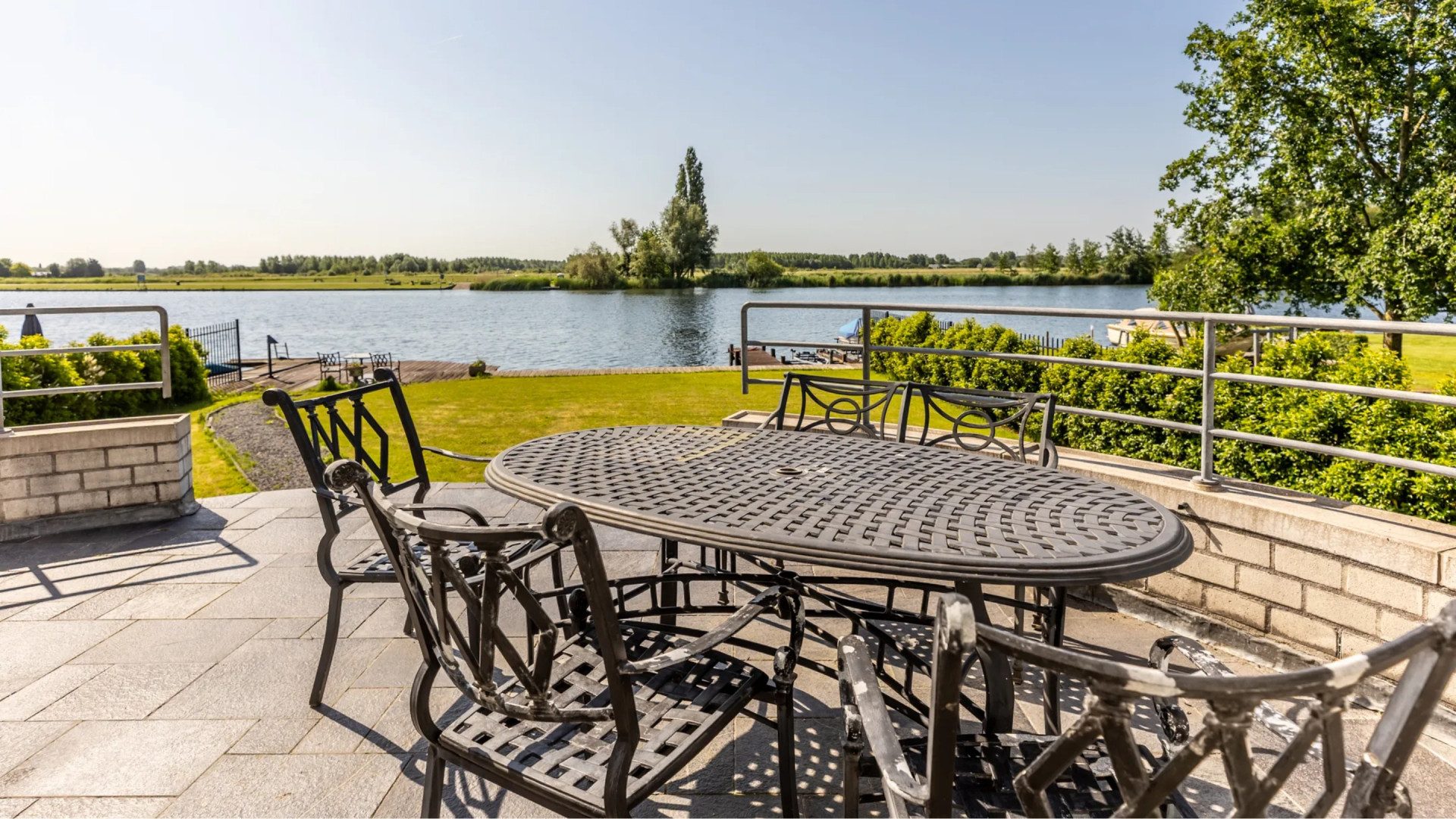 De tuin van de woning.