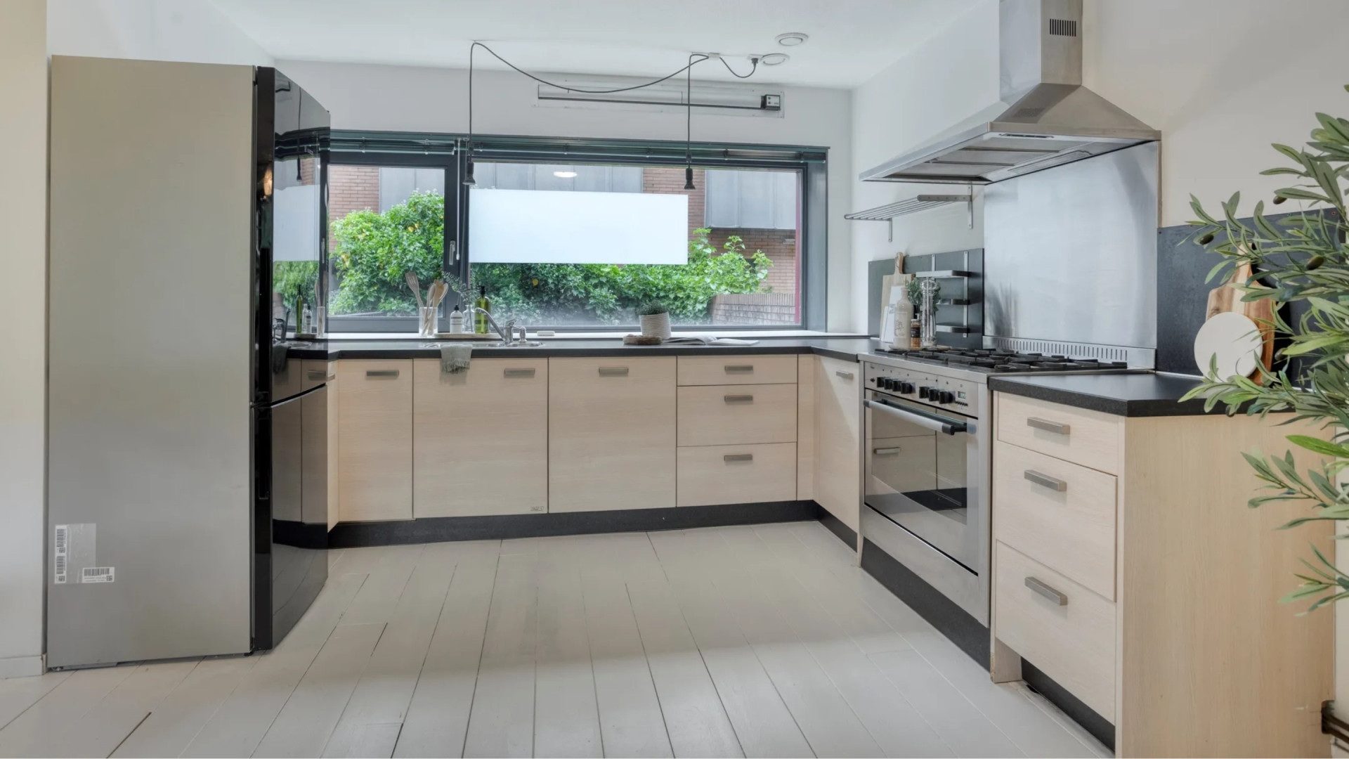 De keuken van het te koop staande huis.