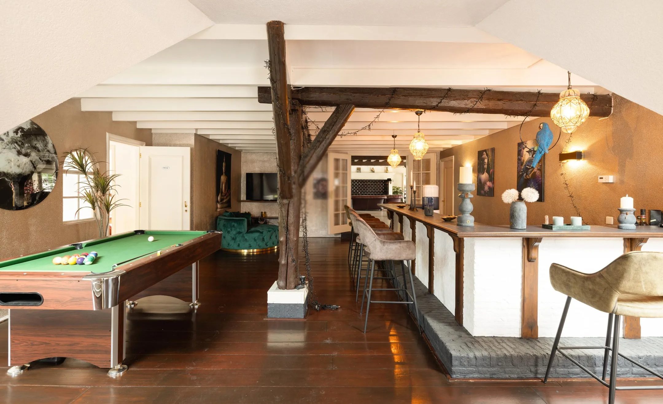 De entertainmentruimte met pooltafel.