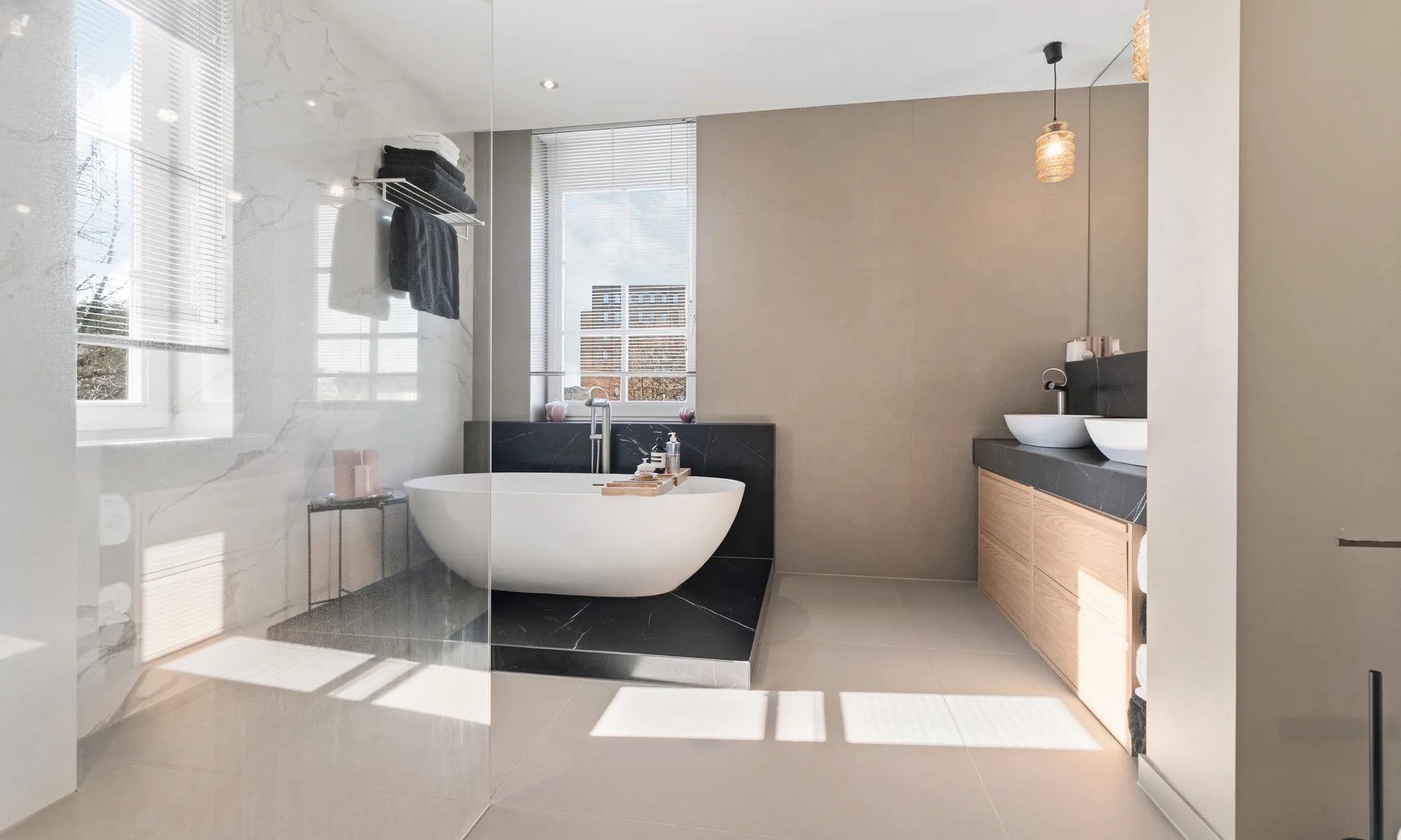 De badkamer met ligbad.