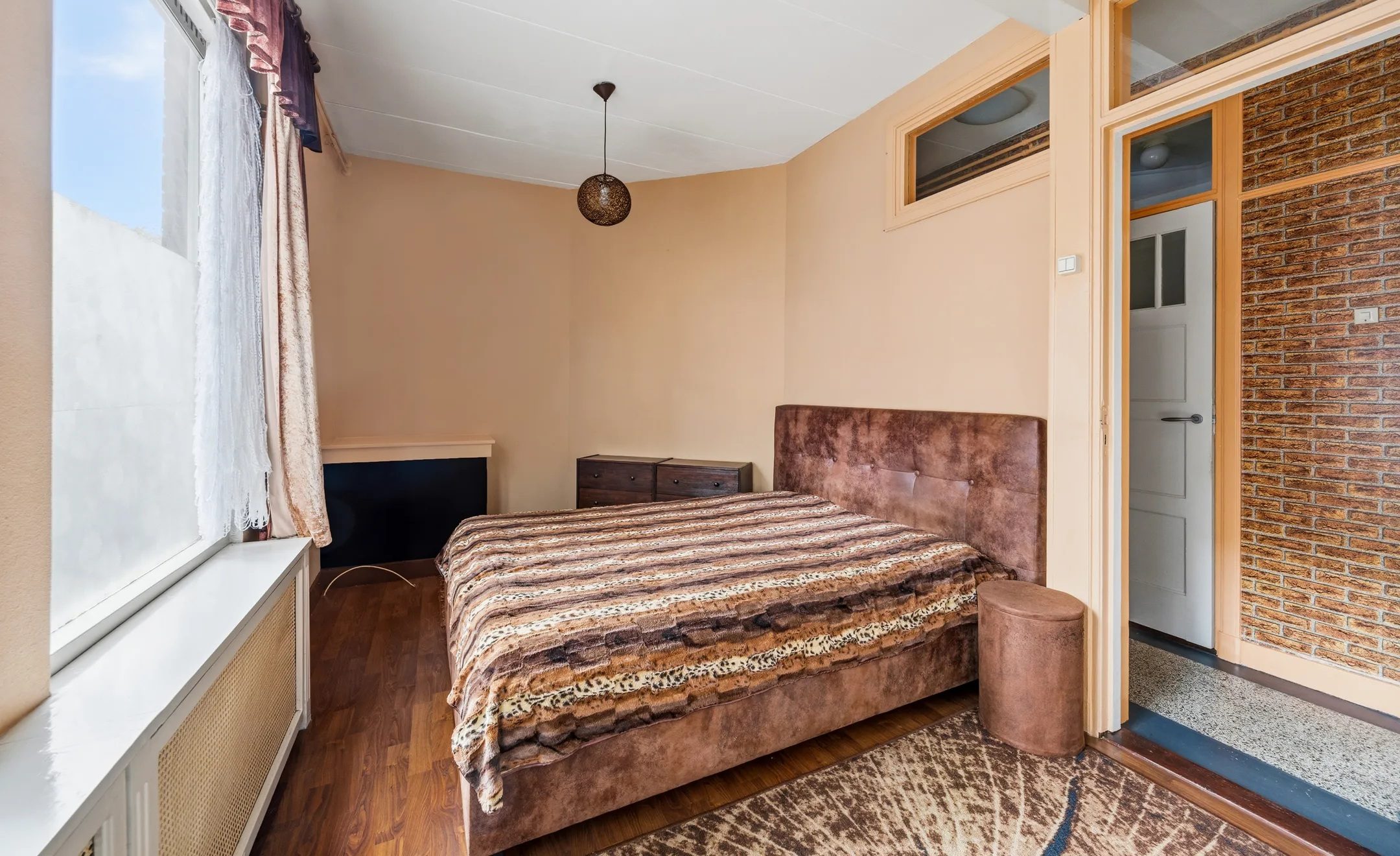 De slaapkamer van het huis.