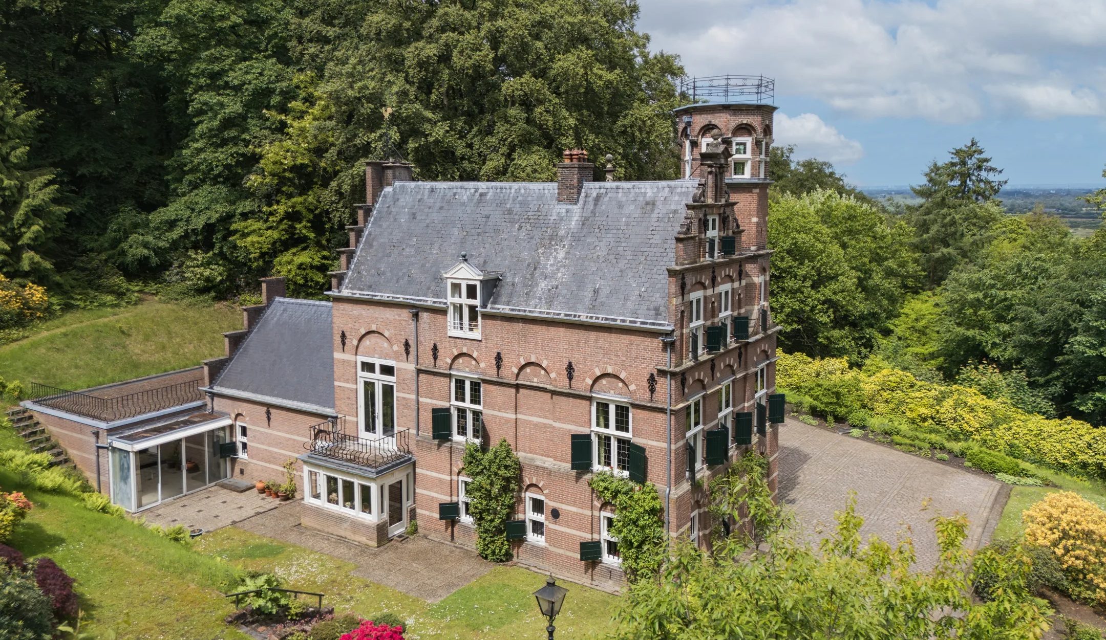 De buitenzijde van de villa in Ubbergen.