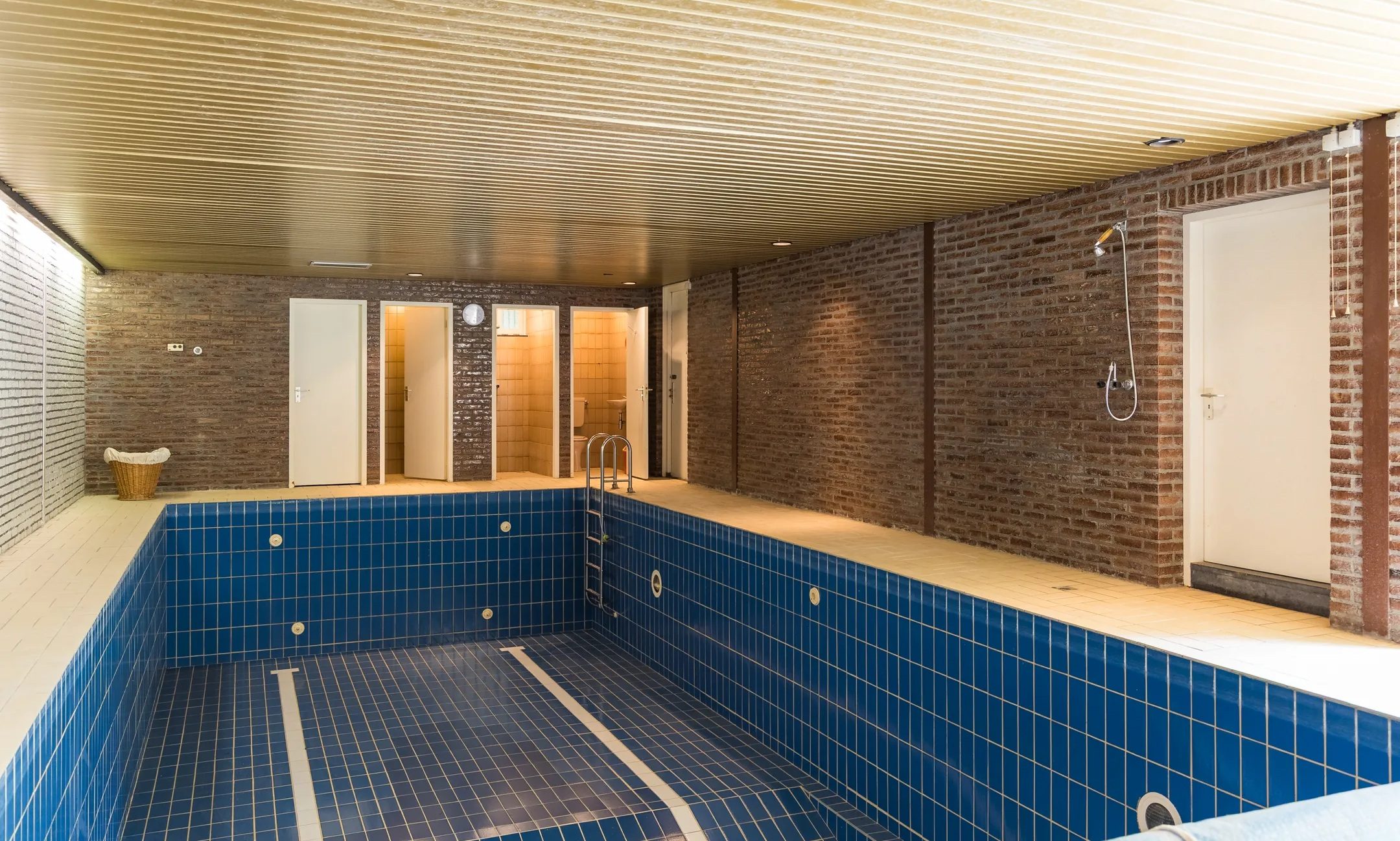 Het inpandige zwembad van het huis.