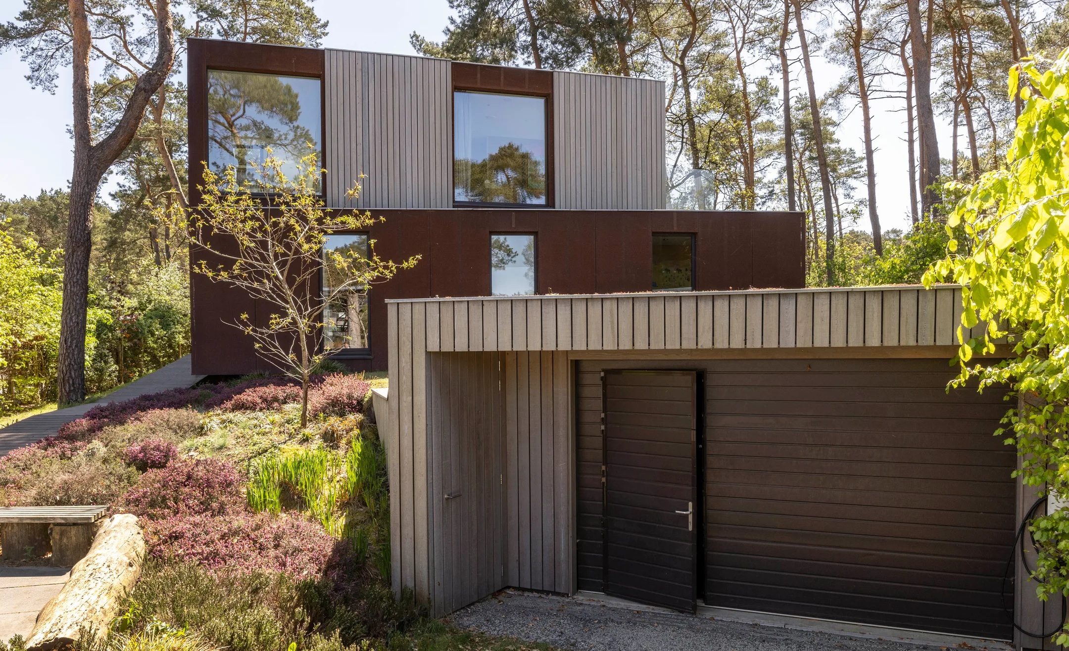 De moderne buitenzijde van de villa.