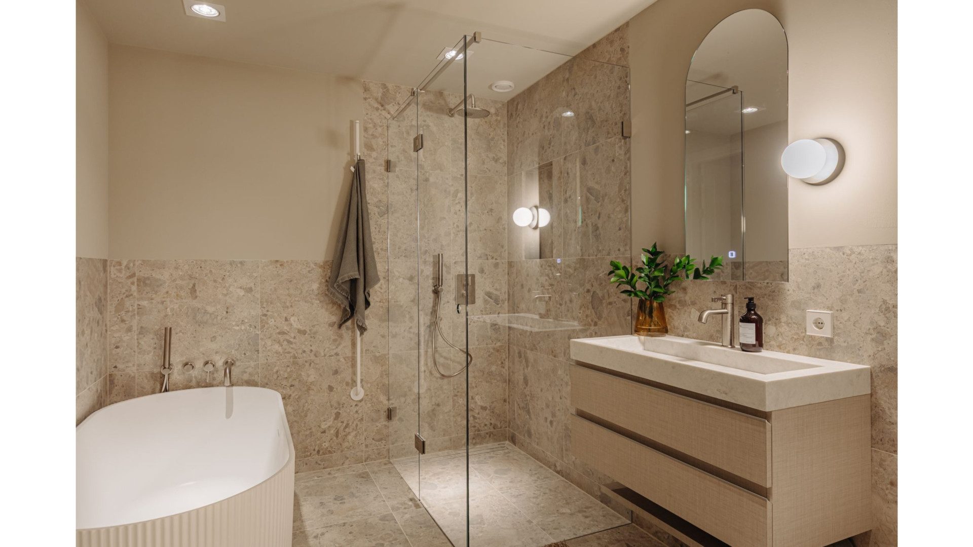 De badkamer met ligbad.