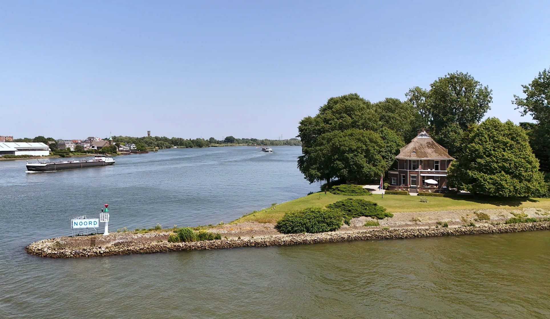 De te koop staande villa in Kinderdijk.