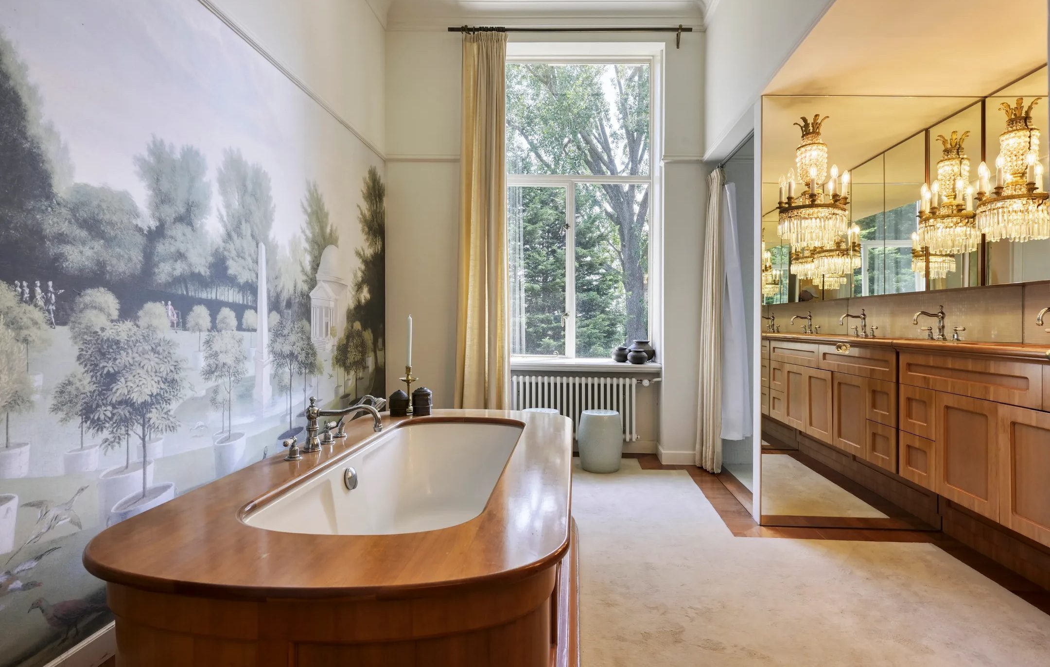 De badkamer met ligbad.