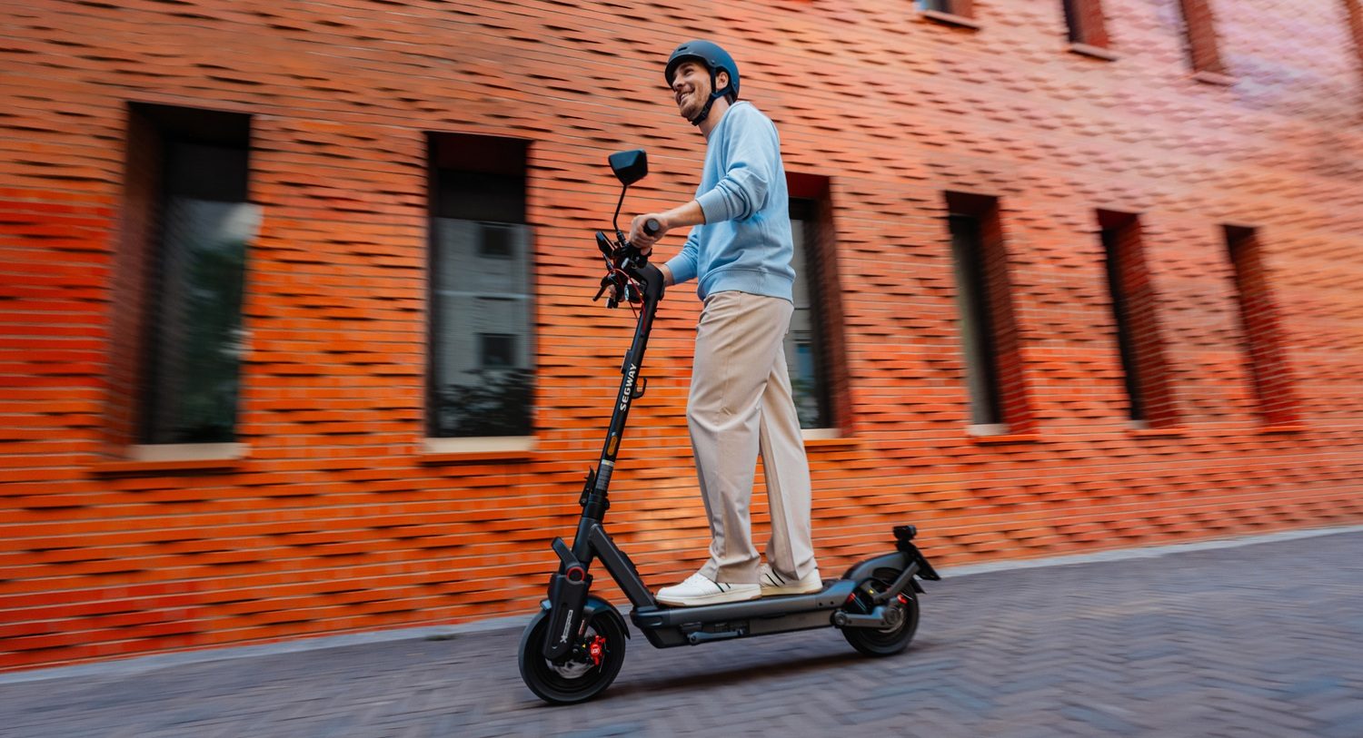 Een man op een elektrische step.
