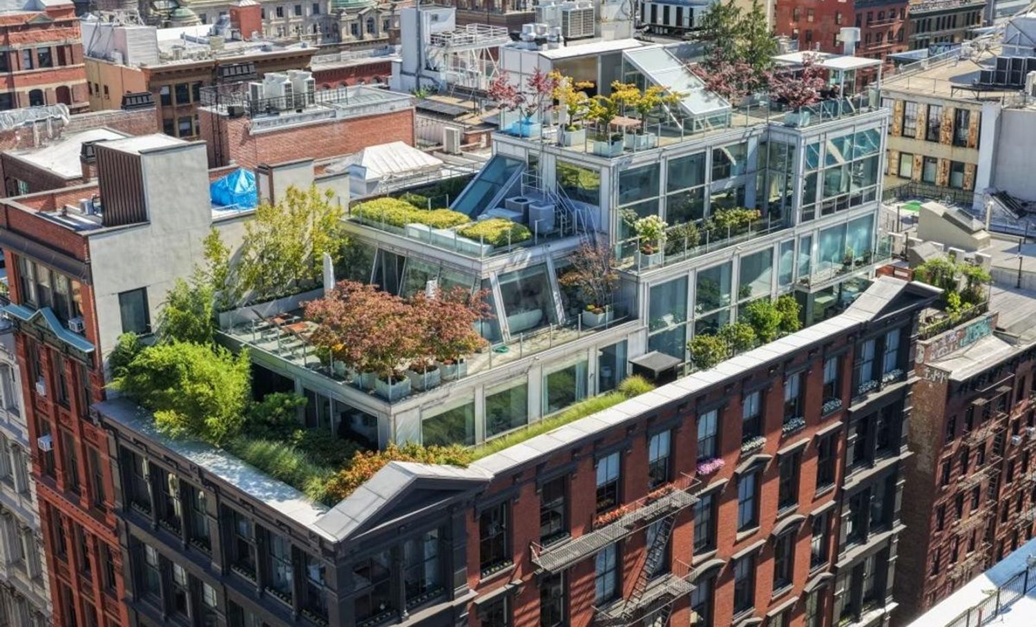 De buitenzijde van het penthouse van Thierry Henry.