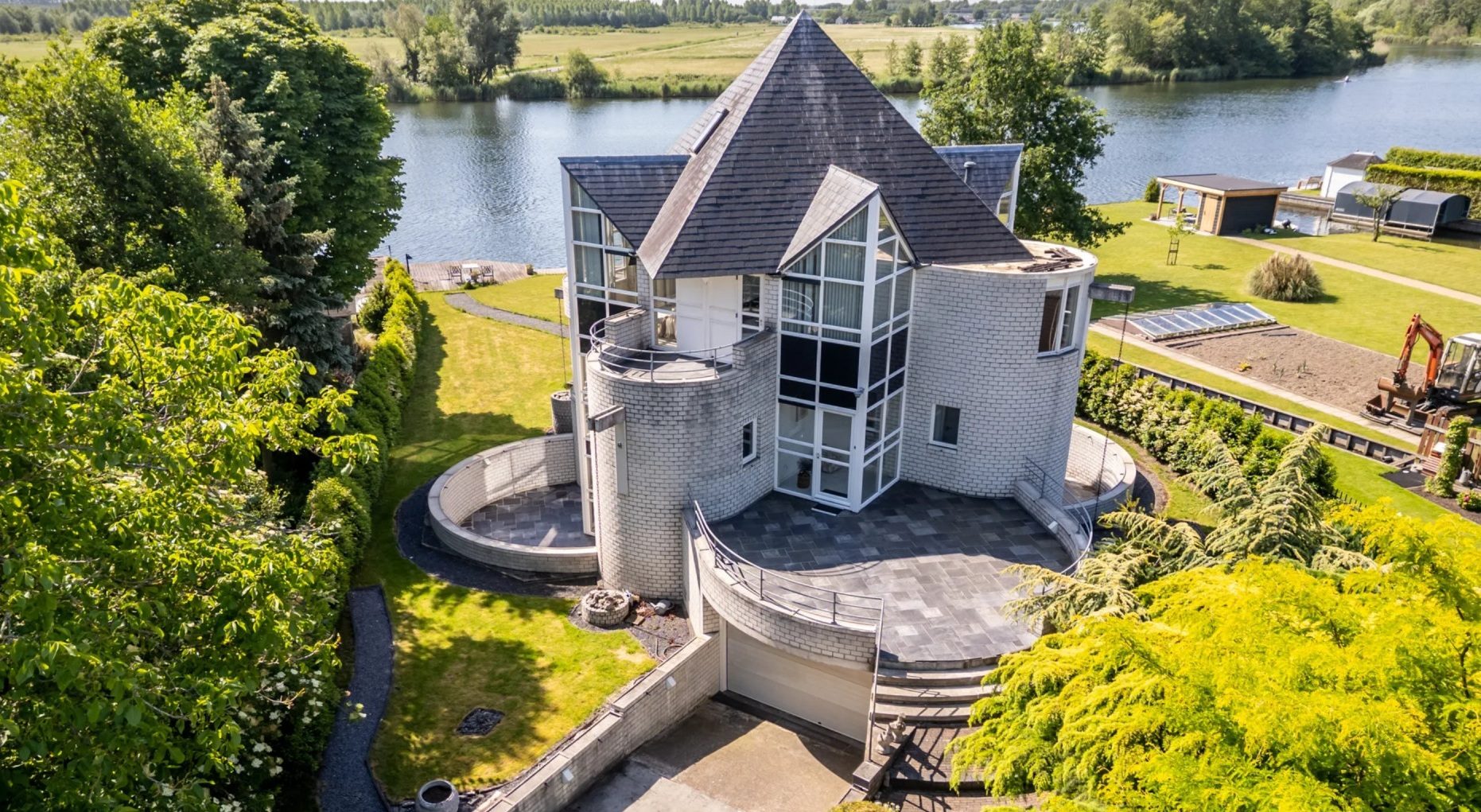 De nieuwe villa van Gio Latooy.