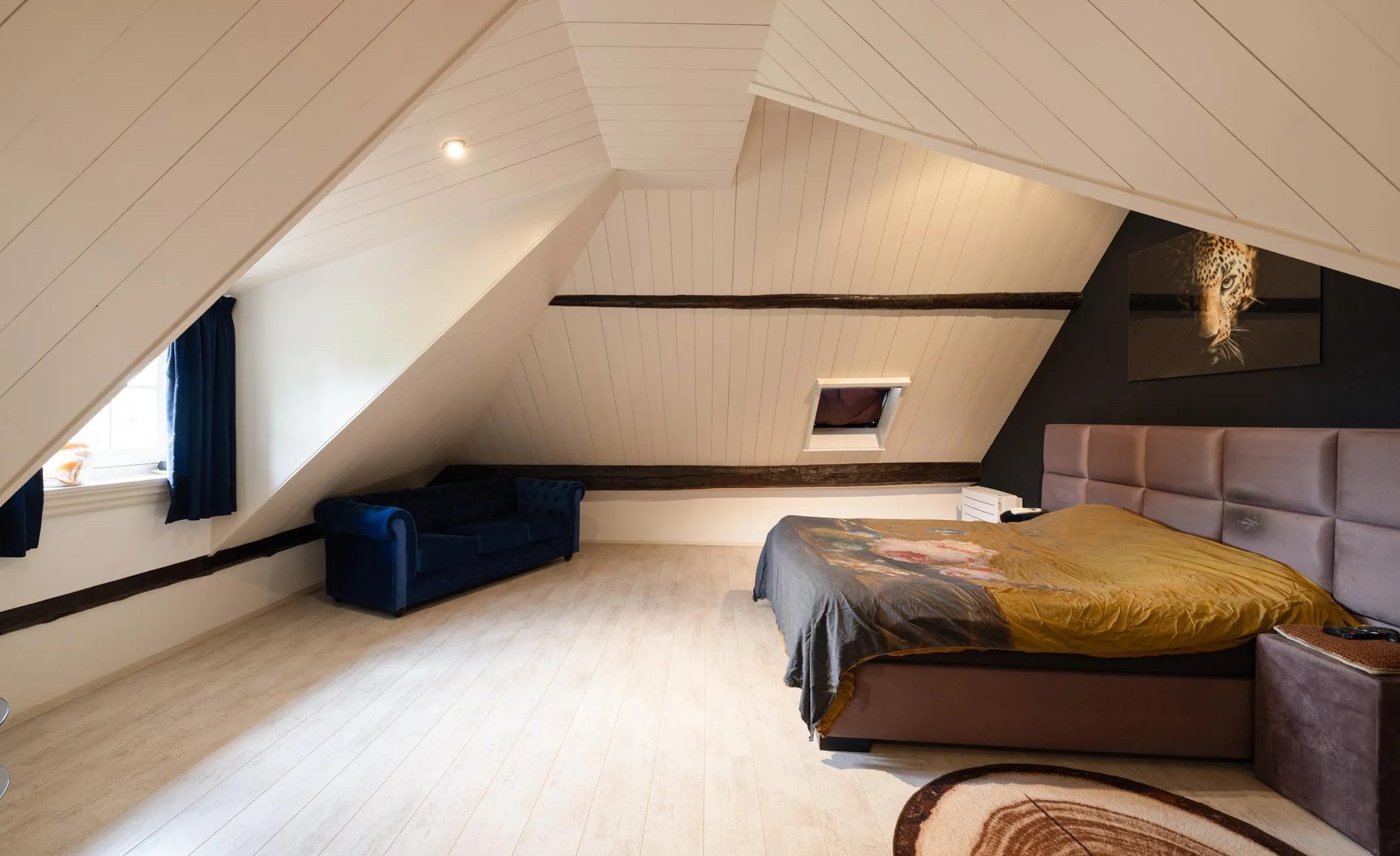 Een van de luxe slaapkamers.