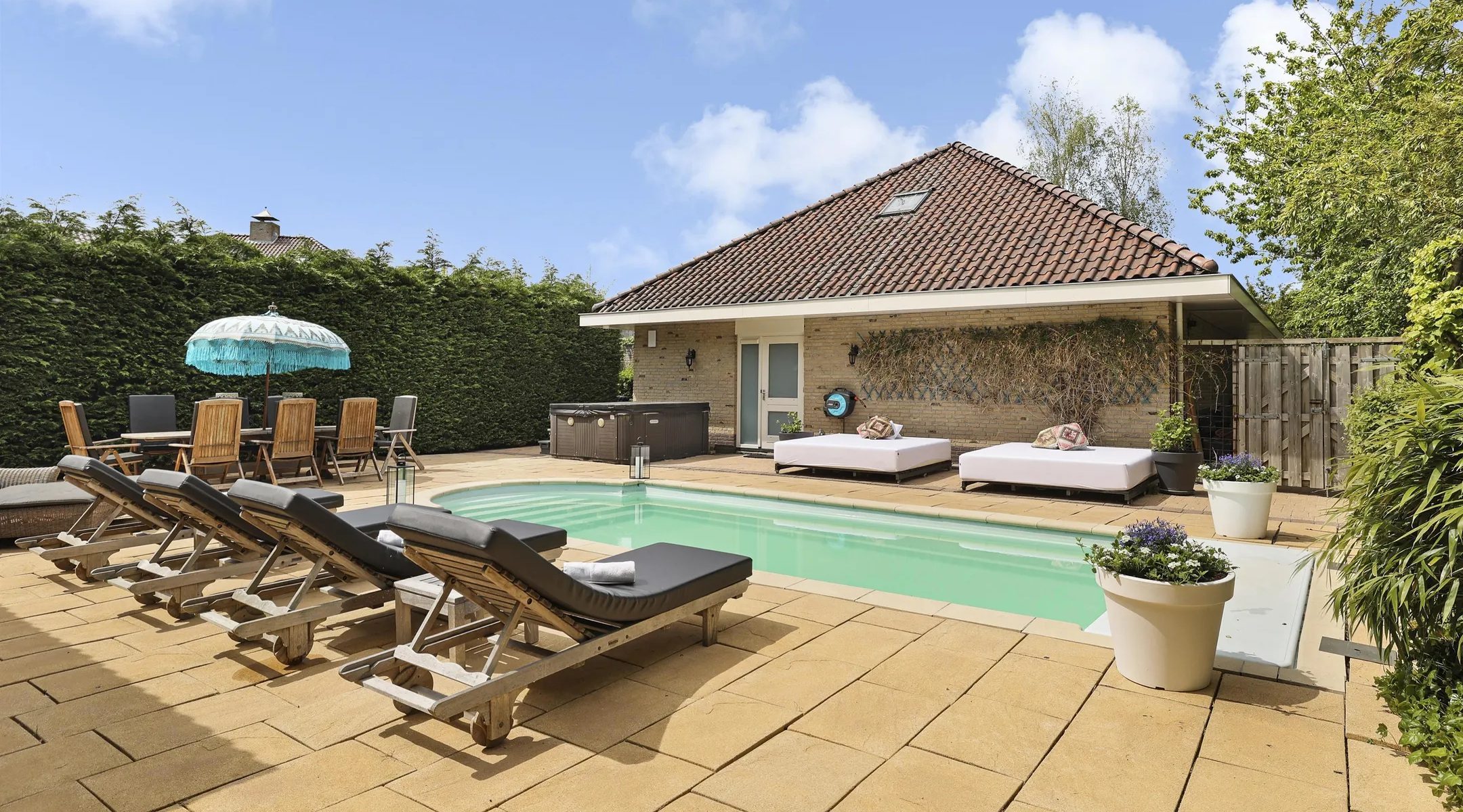 Het zwembad van de woning van Aron Winter.