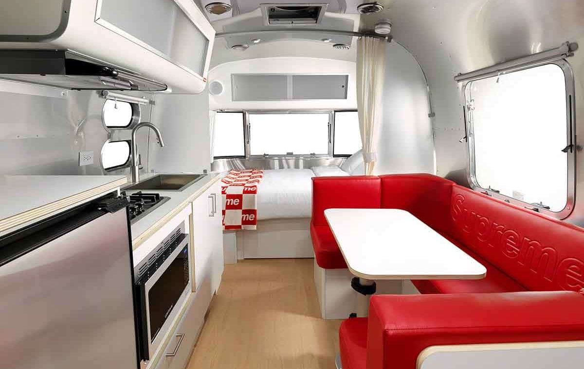 Het interieur van de kampeerwagen.