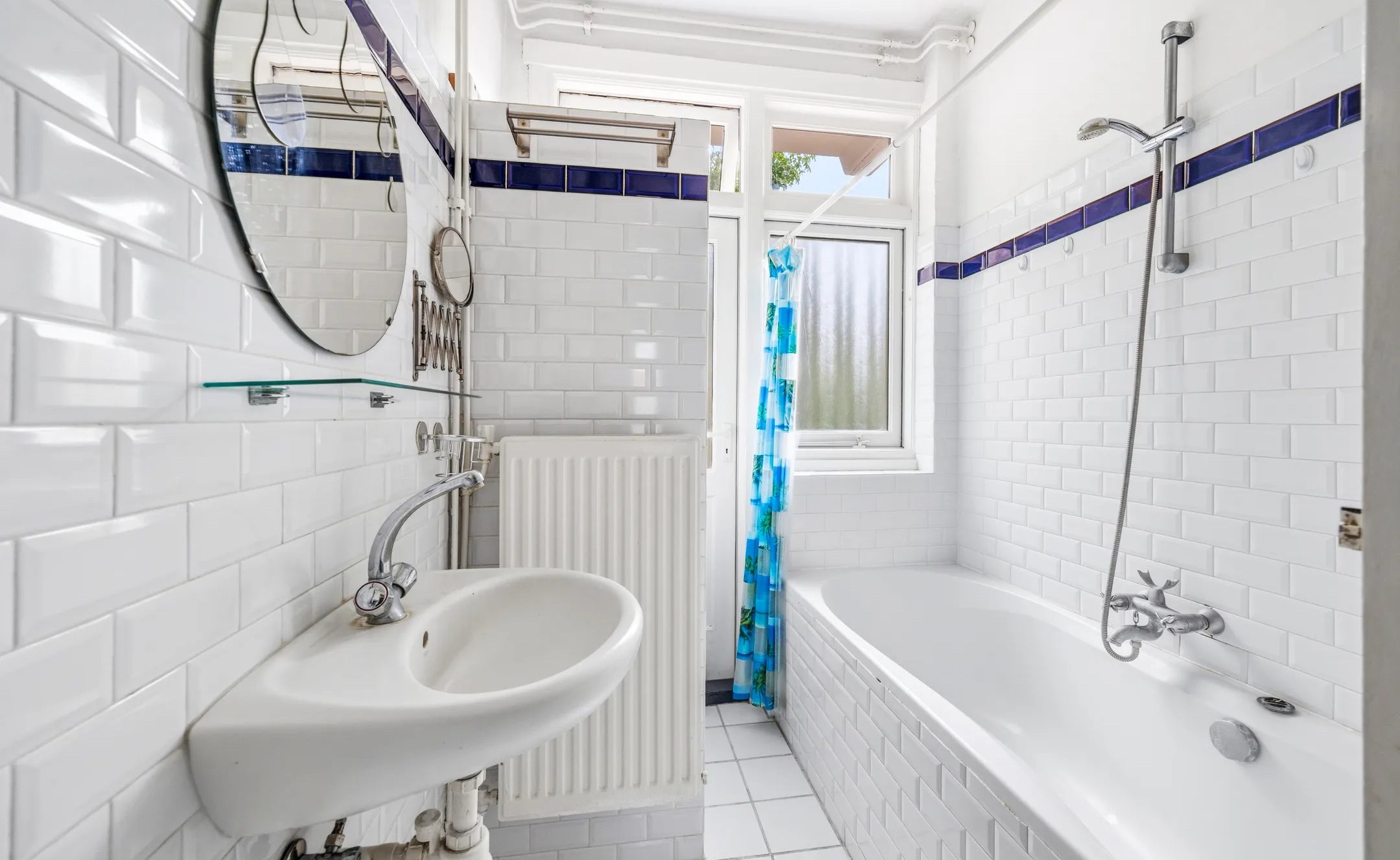 De badkamer met ligbad.