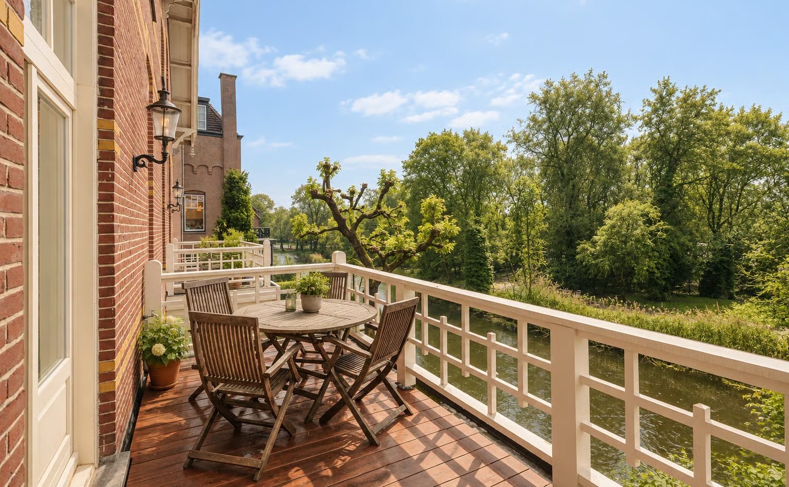 Een balkon met een prachtig uitzicht.