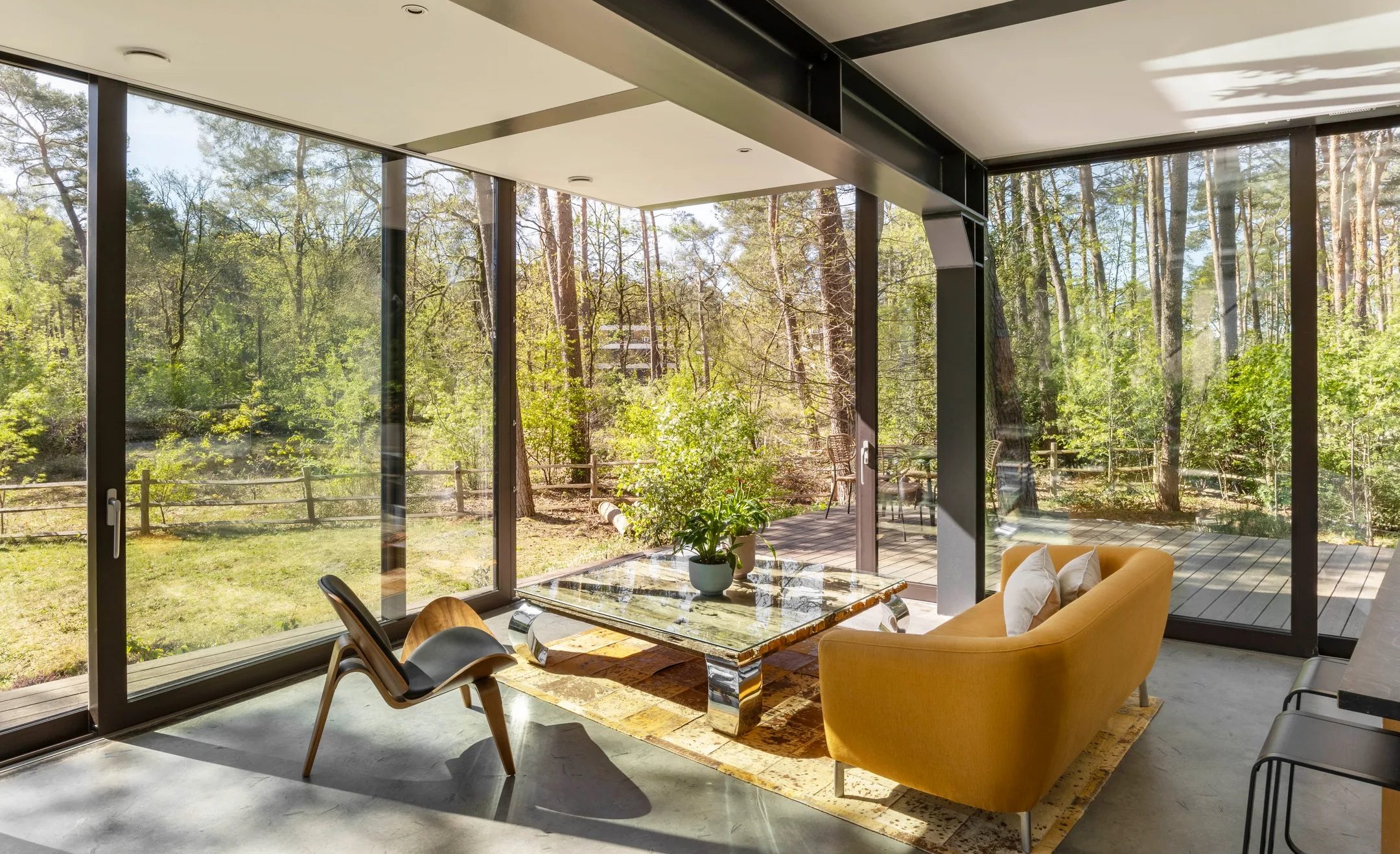 De moderne living van de villa.