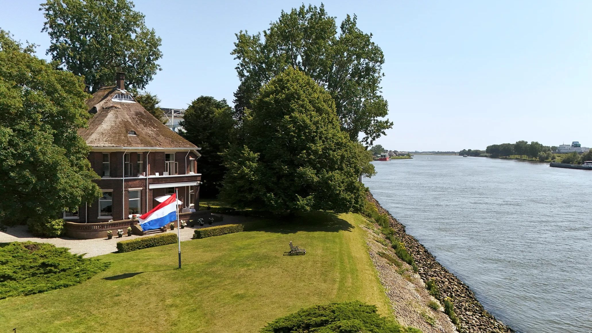 De unieke ligging van het pand aan het water.