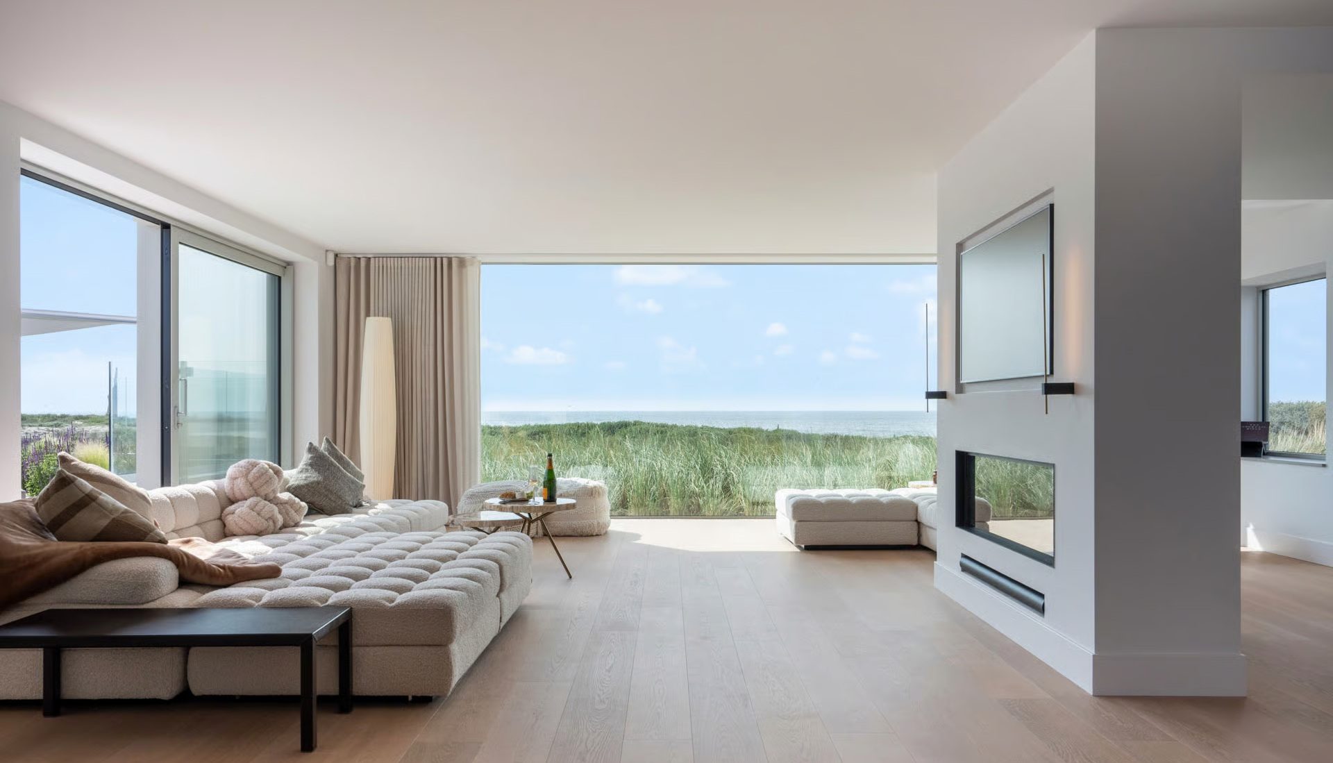 De living van de strandvilla in Noordwijk.