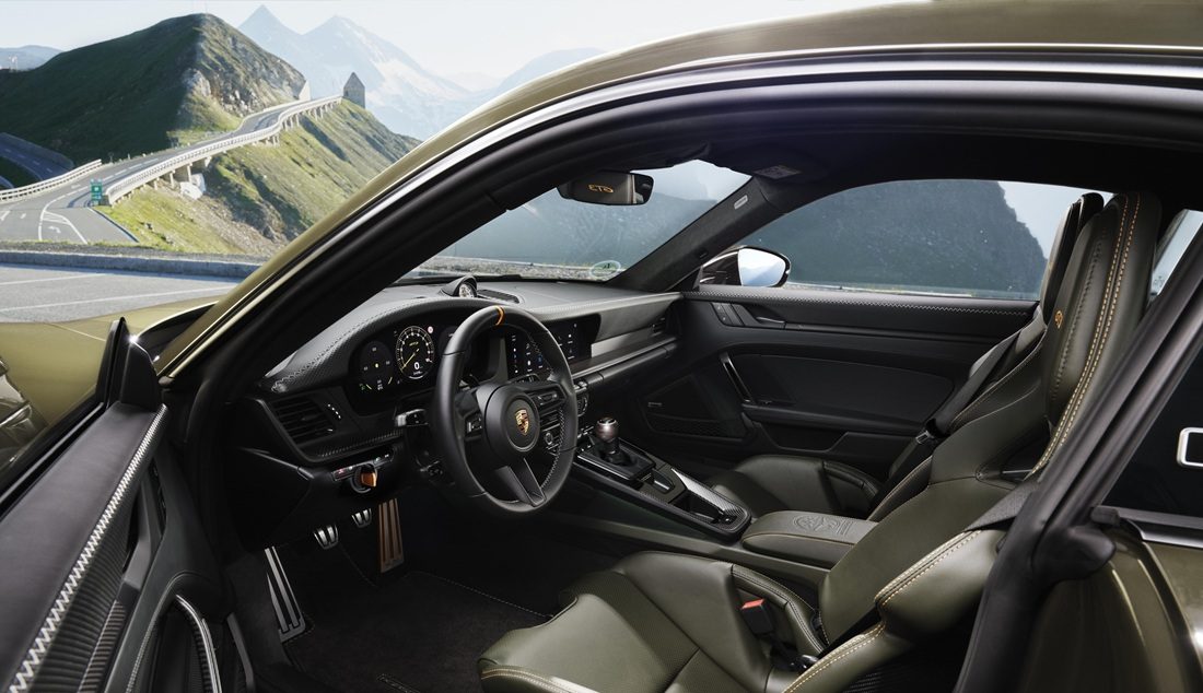 Het interieur van de sportwagen.