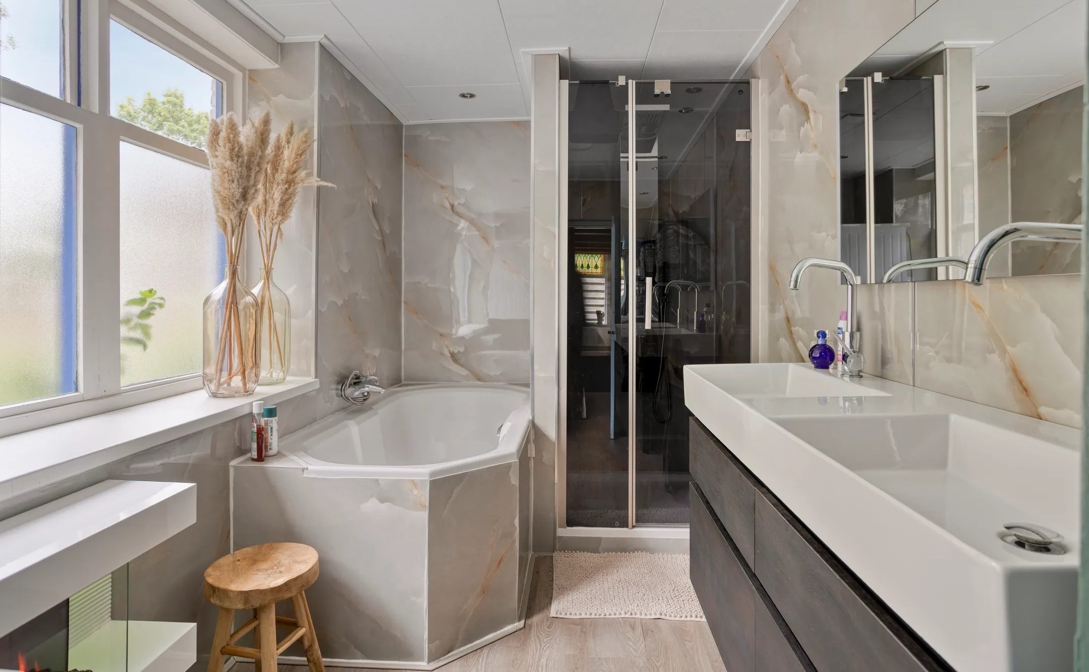 De badkamer met ligbad.
