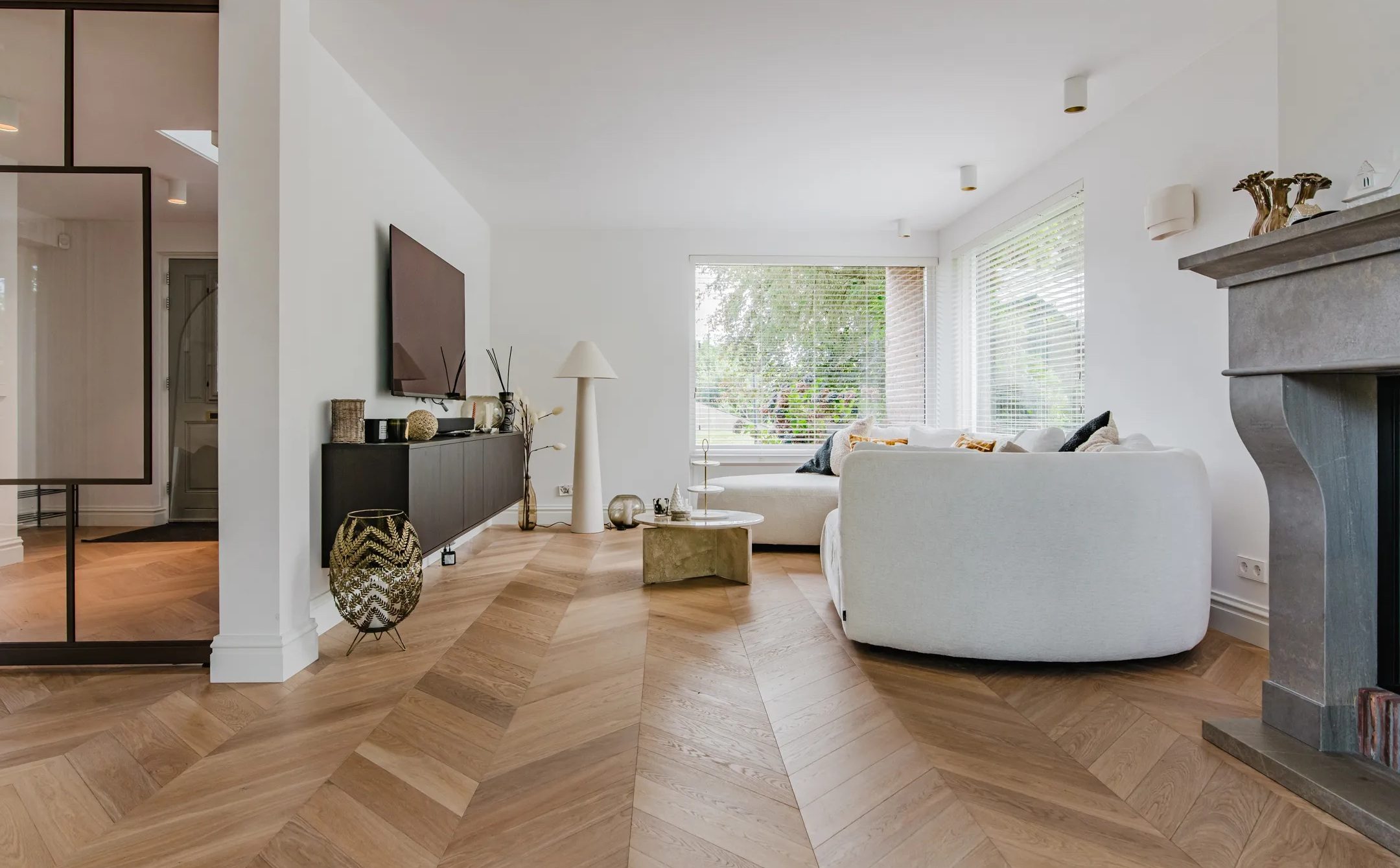 De living van de villa van Jutta Leerdam.