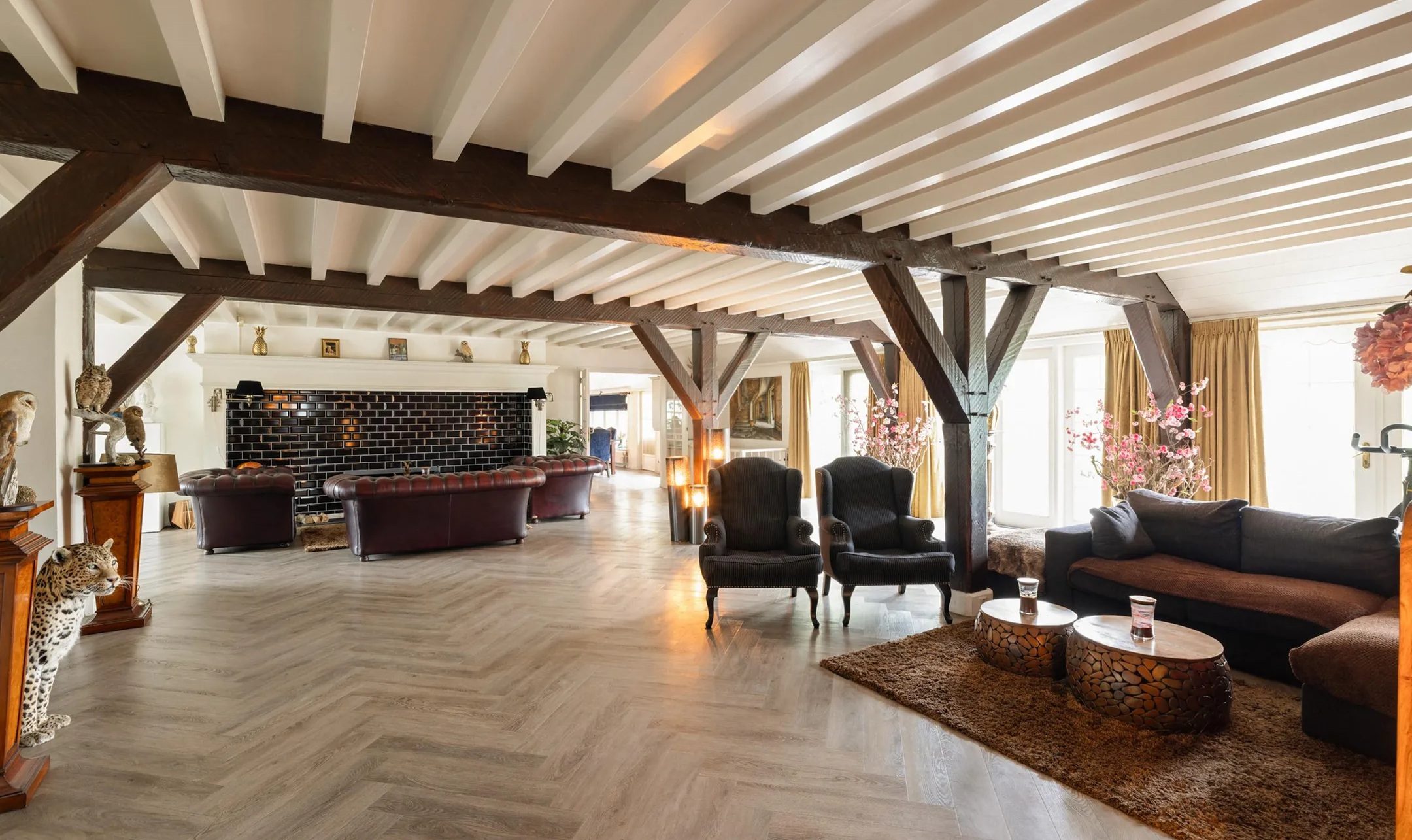 De living van de luxe woonboerderij.