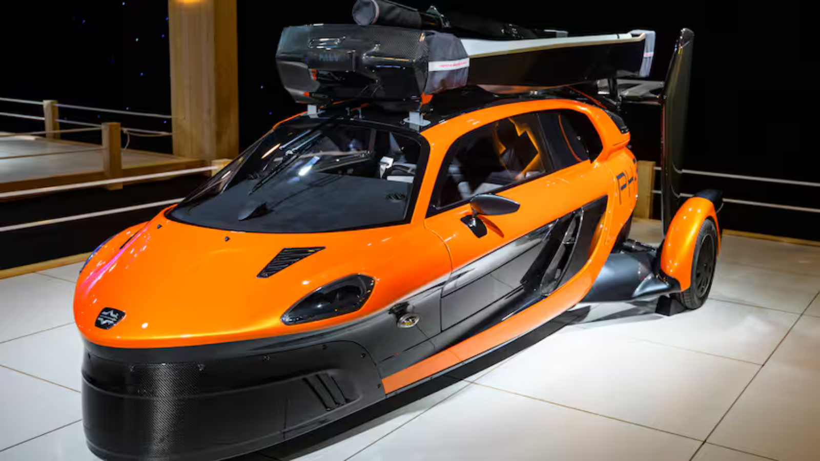 Een oranje vliegende auto