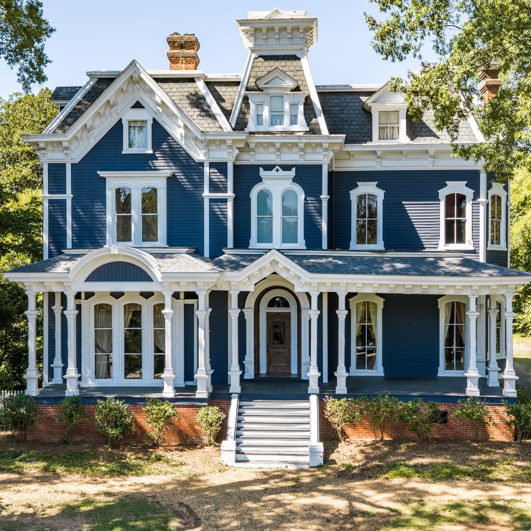 Het blauwe Creel House met witte details. 