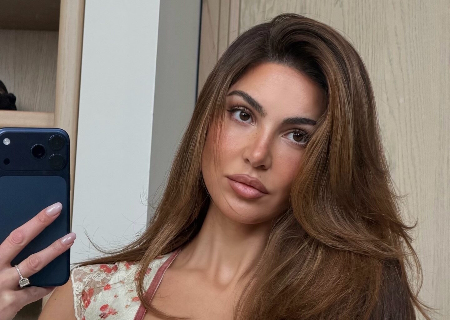 Negin Mirsalehi die een spiegelfoto maakt.