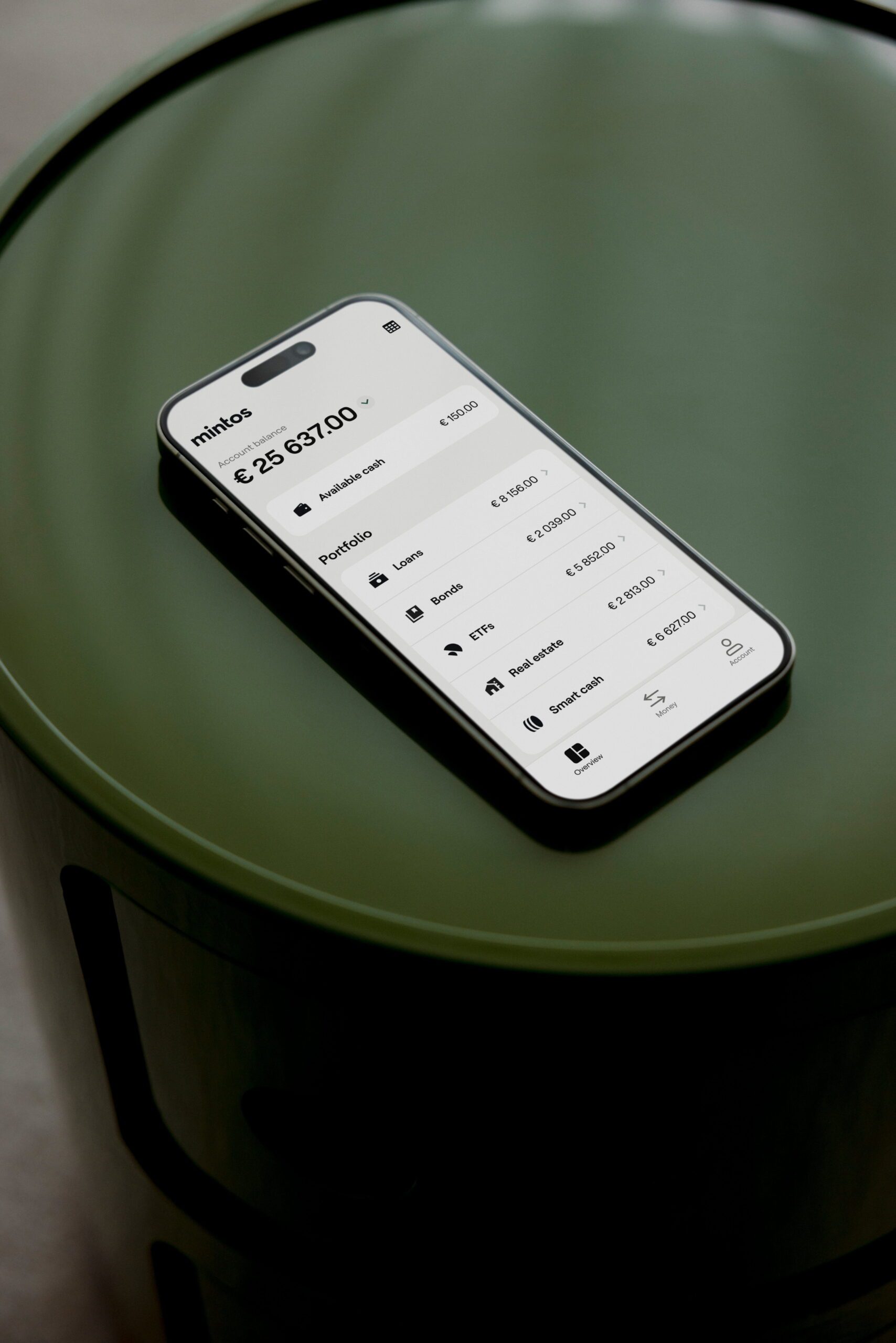 Een telefoon met de app van Mintos