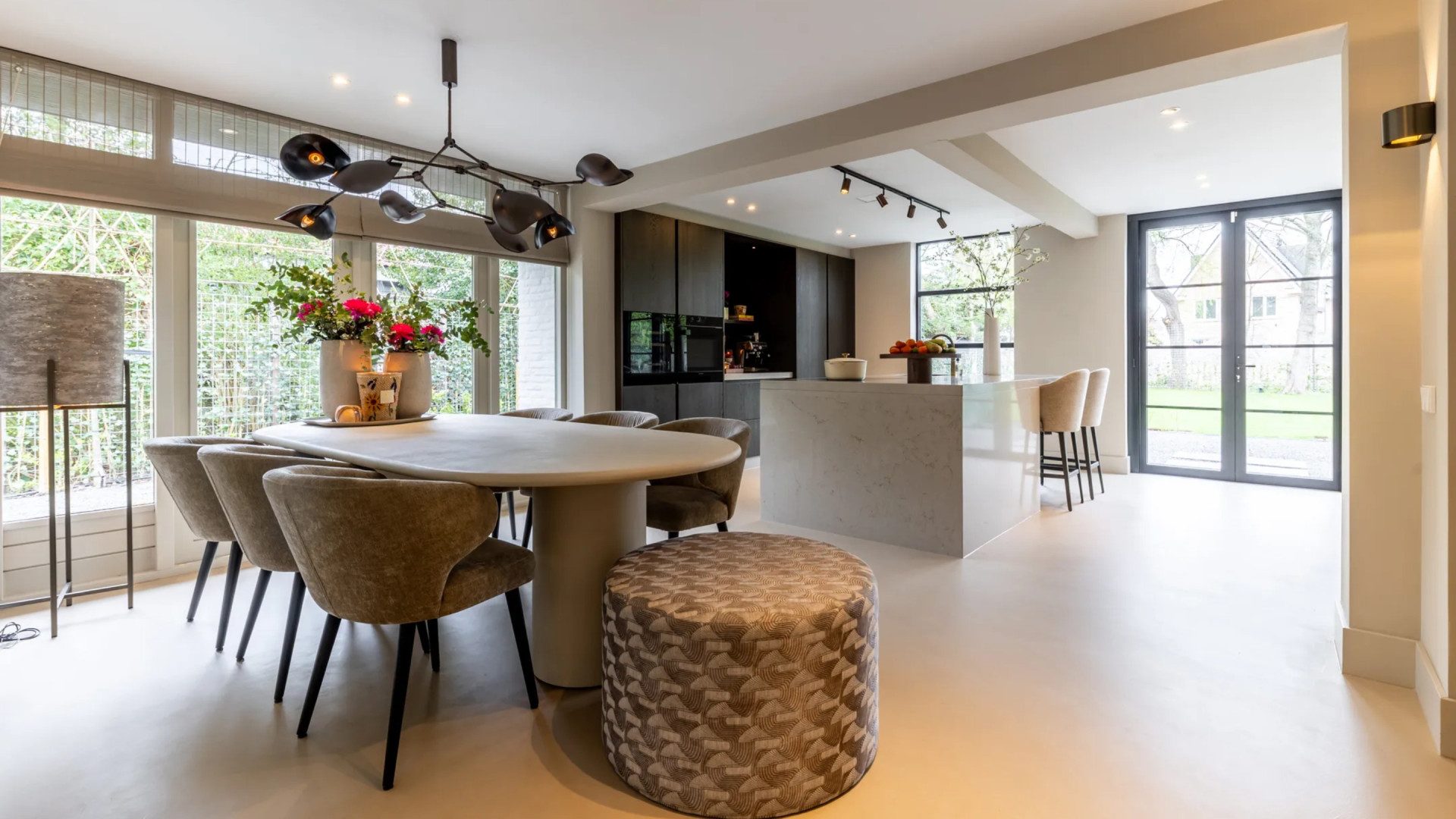 De eetkamer en keuken van de woning.