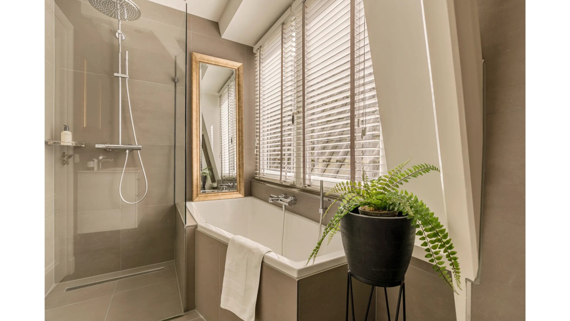 De badkamer met ligbad.