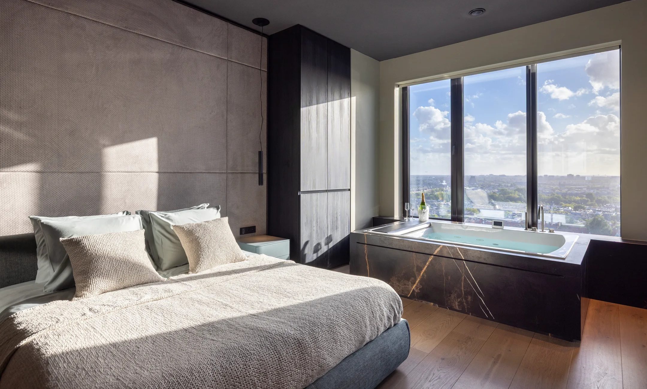 Een van de luxe slaapkamers.