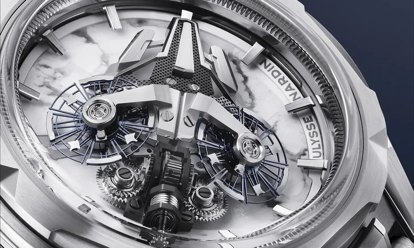 De uit mineraal vervaardigde wijzerplaat van het horloge.