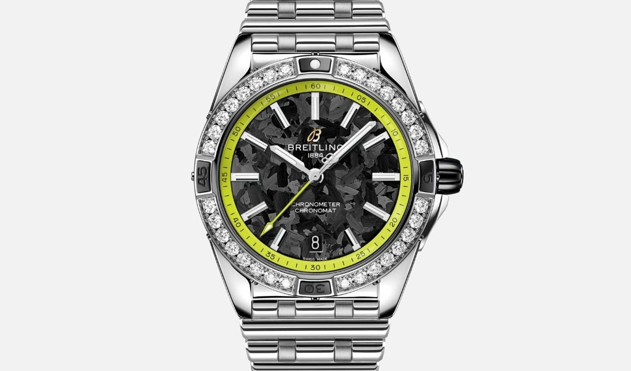 Het horloge met diamanten op de bezel.