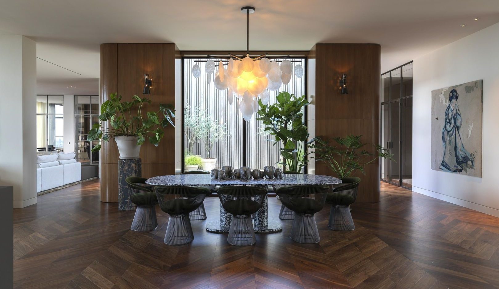 De eetkamer van de woning.