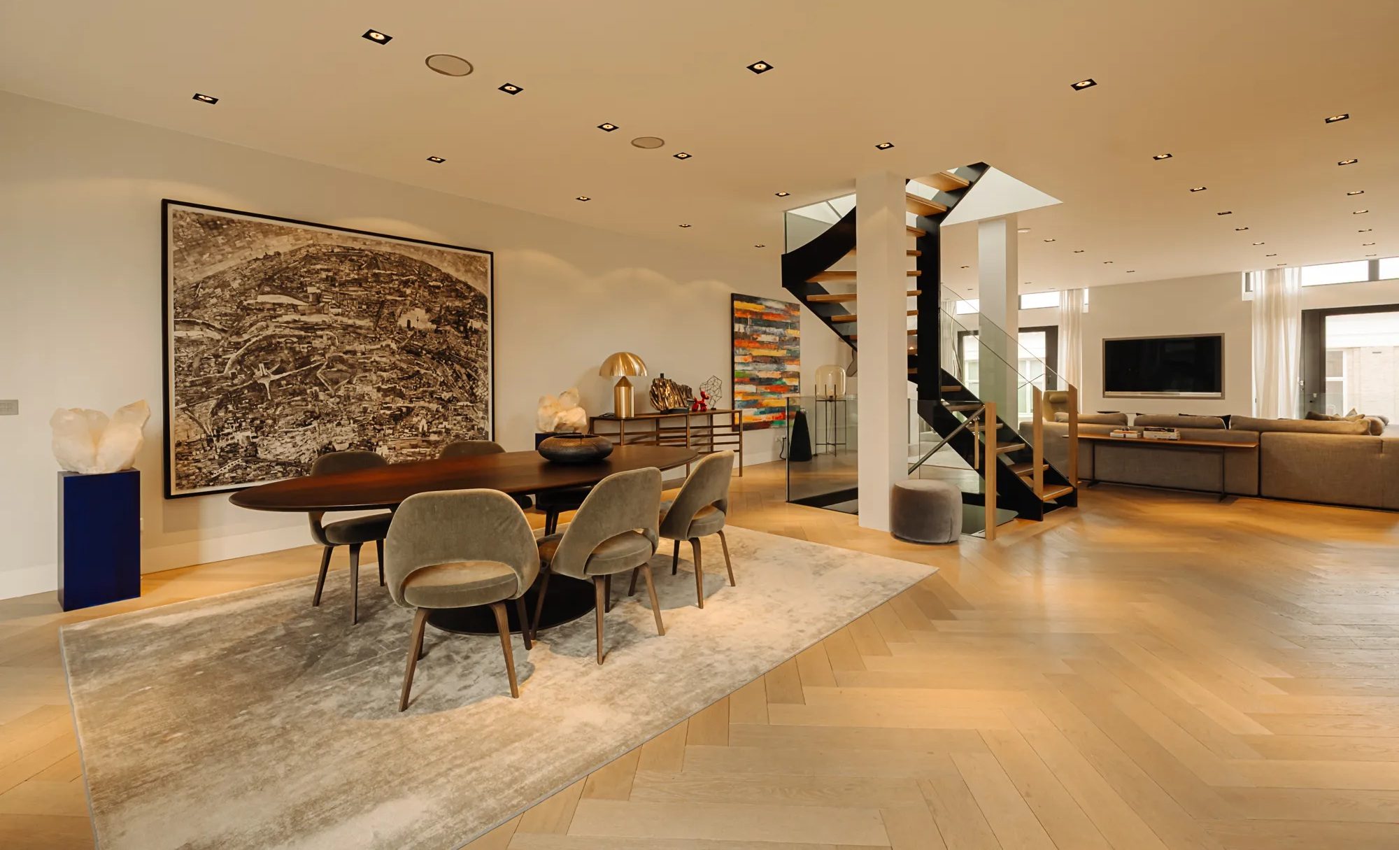 De eetkamer van de woning in Amsterdam.
