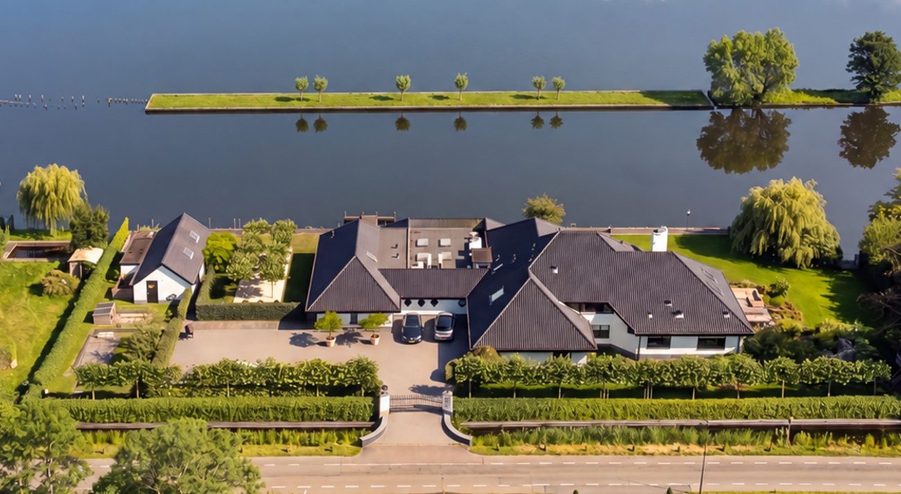 De buitenzijde van de door Henk de Vries aangeboden villa.
