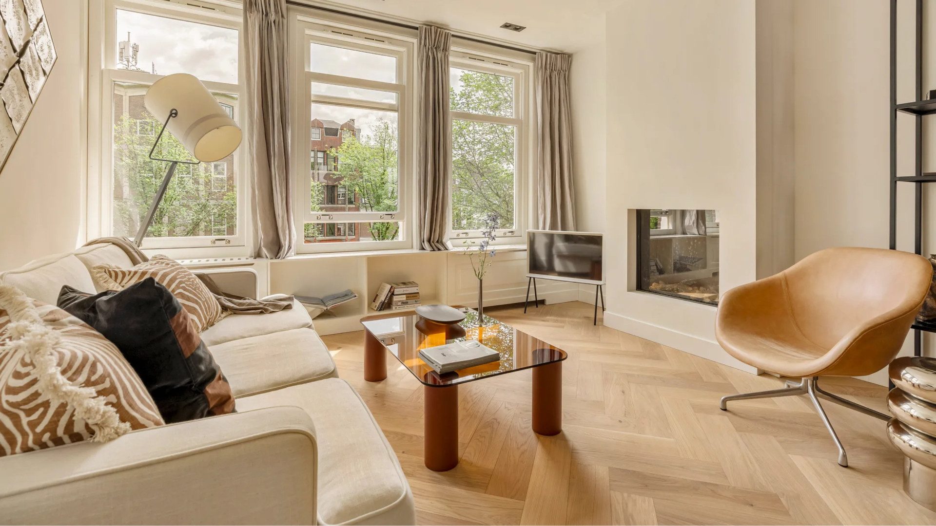 De living van het grachtenappartement van Erland Galjaard.