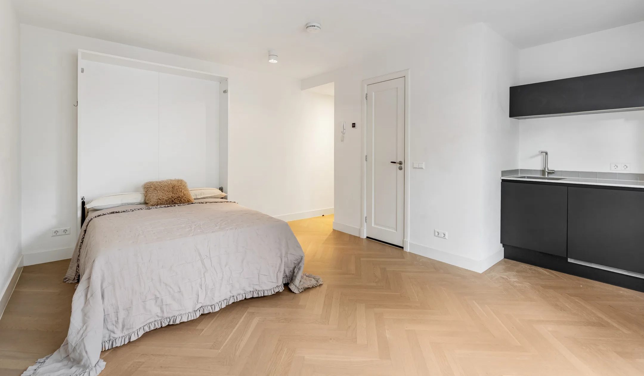 Het bed in de woonkamer.