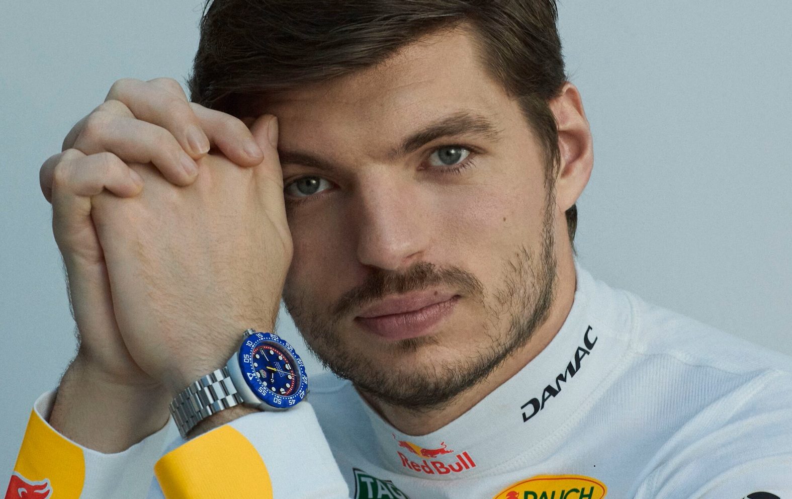 Max Verstappen van Red Bull Racing met de nieuwe TAG Heuer om.