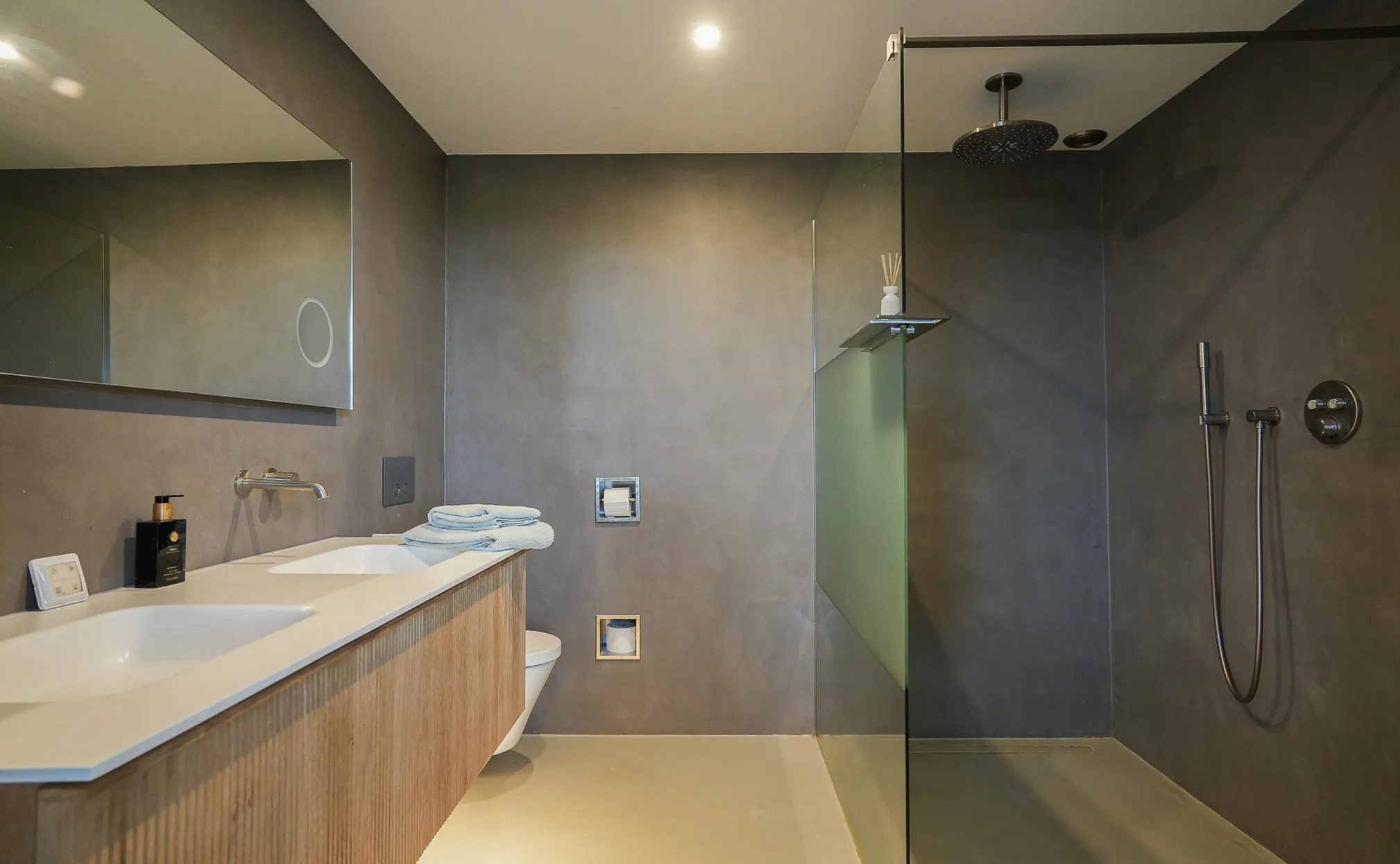 De badkamer met inloopdouche.
