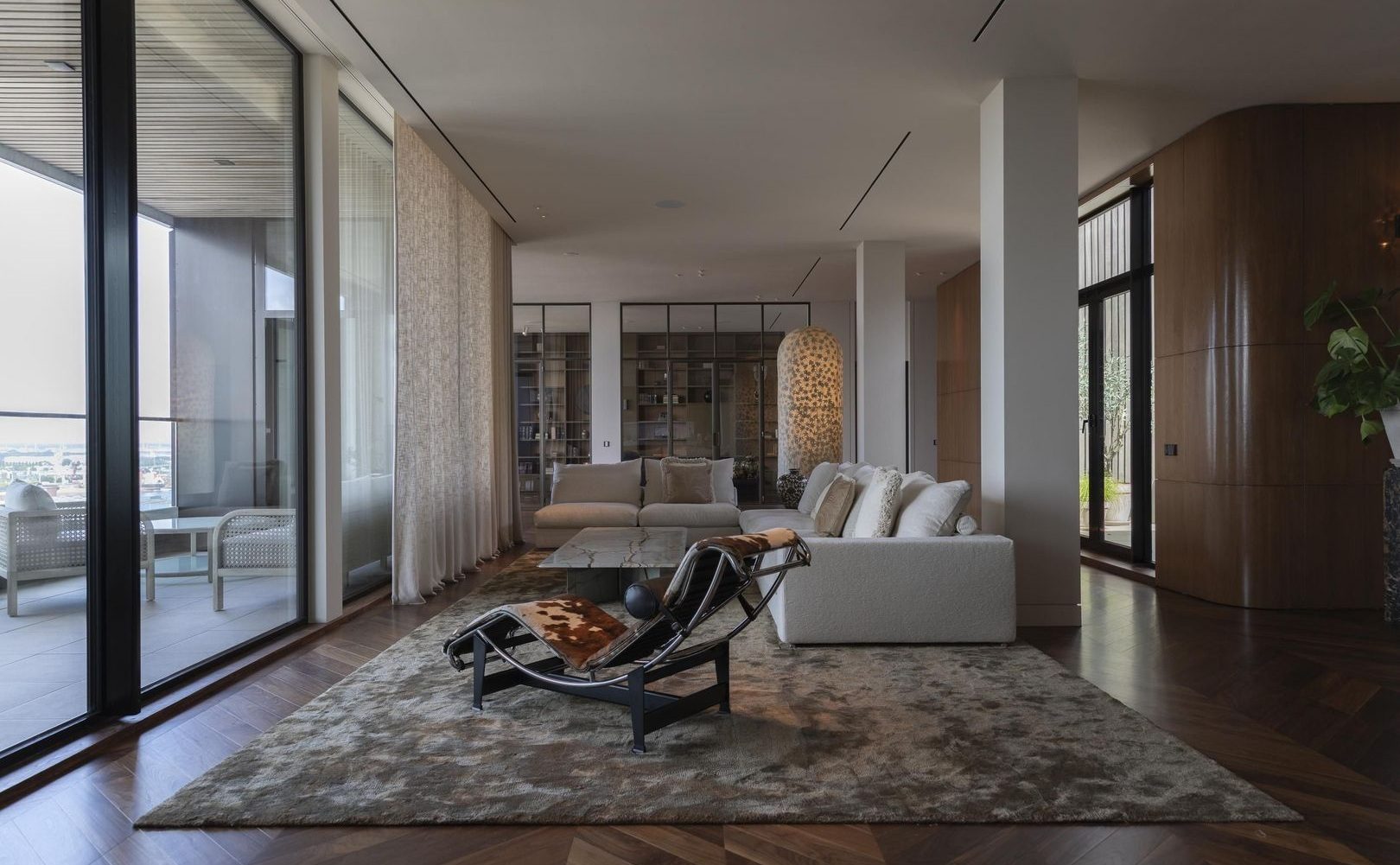 De living van het penthouse van Adriaan Mol.